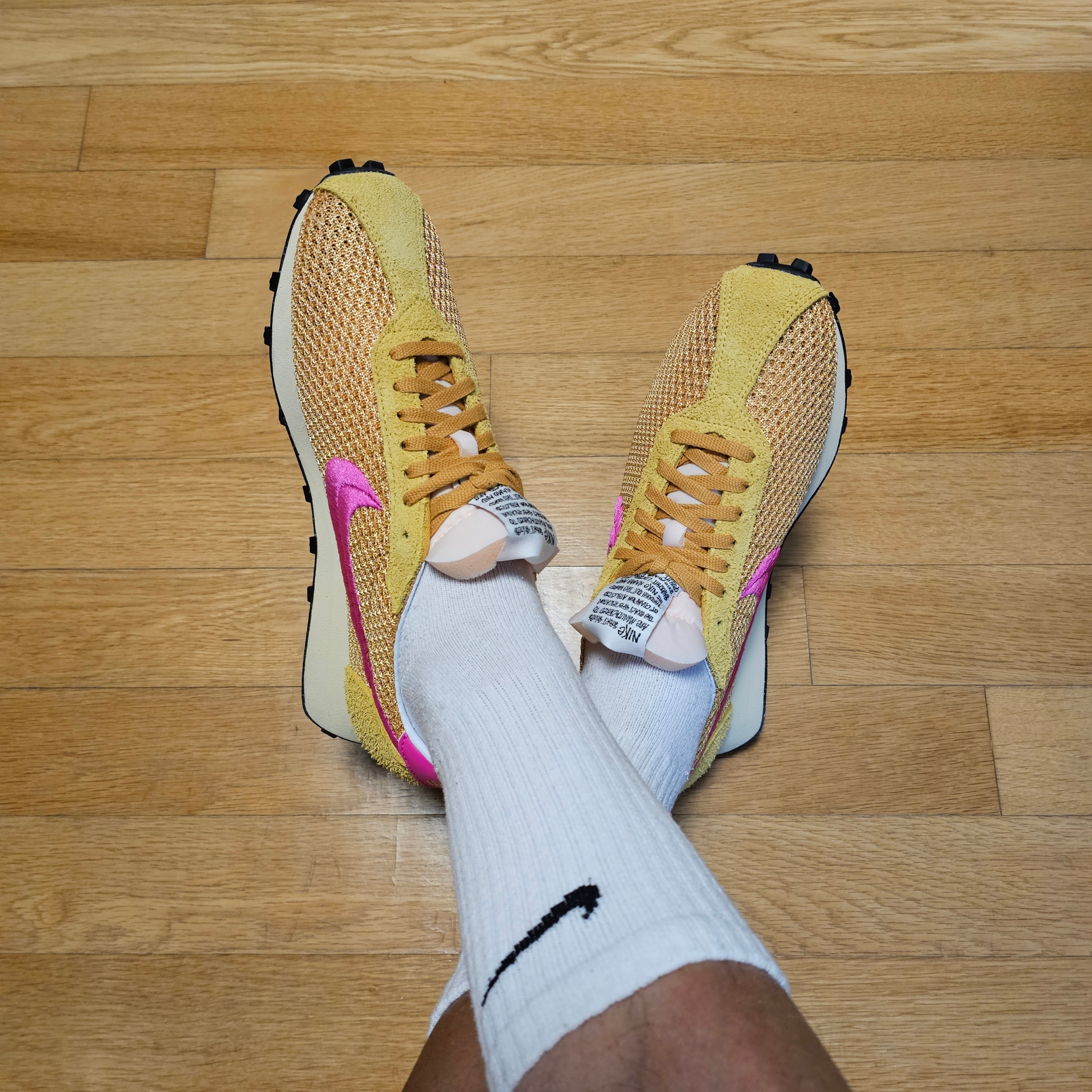 Nike x Stussy LD-1000 SP Sanded Gold and Laser Fuchsia 착용 스타일 - 2