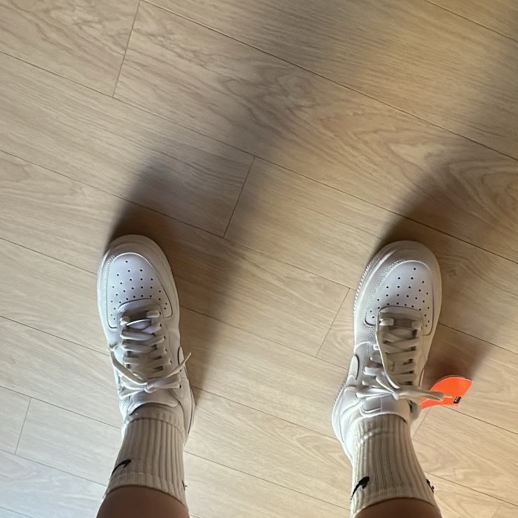(W) Nike Air Force 1 '07 Low White, Nike Everyday Lightweight Training Crew Socks White (3 Pack/Korean Ver.) 착용 스타일 - 2
