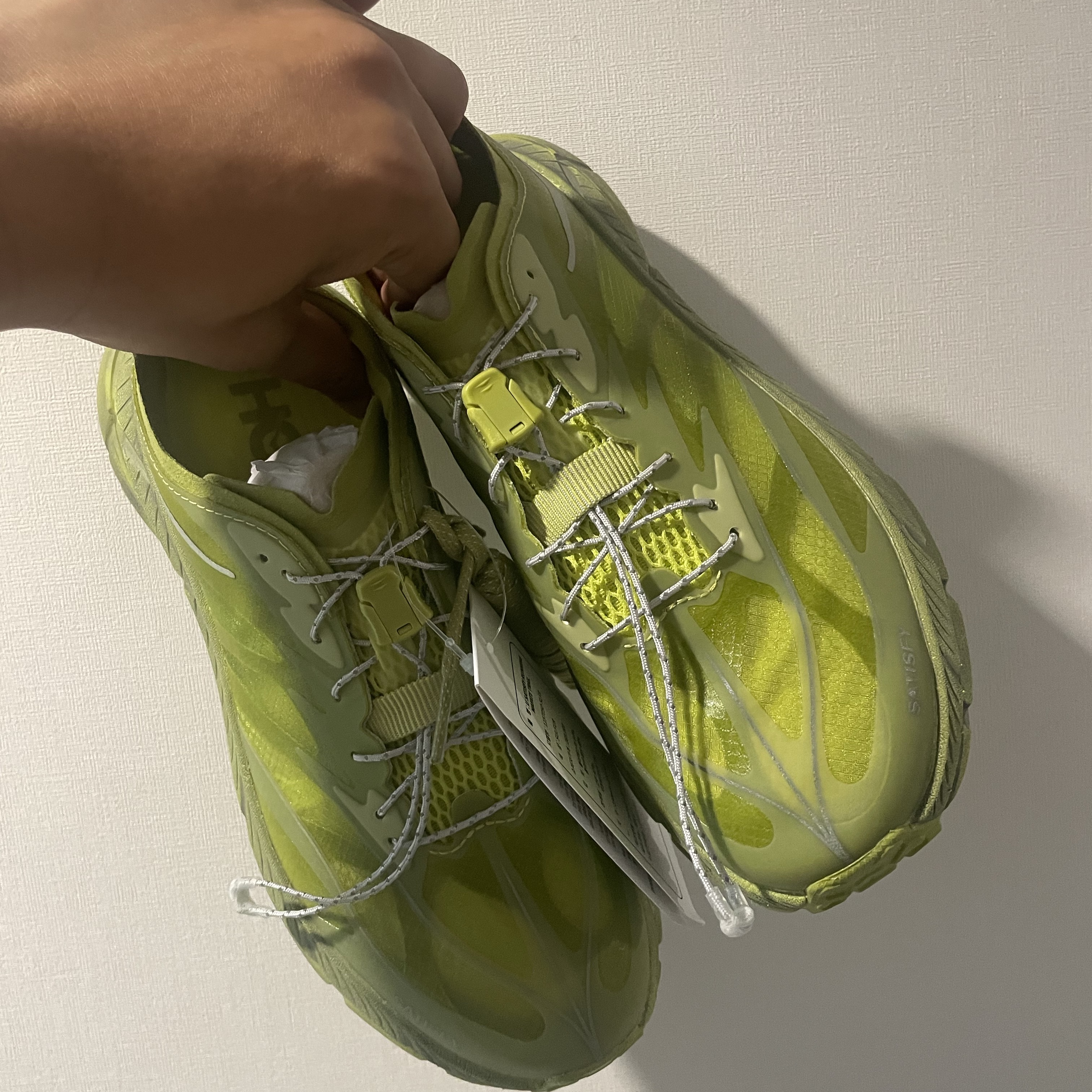 Hoka x Satisfy Mafate Speed 4 Lite Rubber, Hoka x Satisfy Mafate Speed 4 Lite Sulfur 착용 스타일 - 5