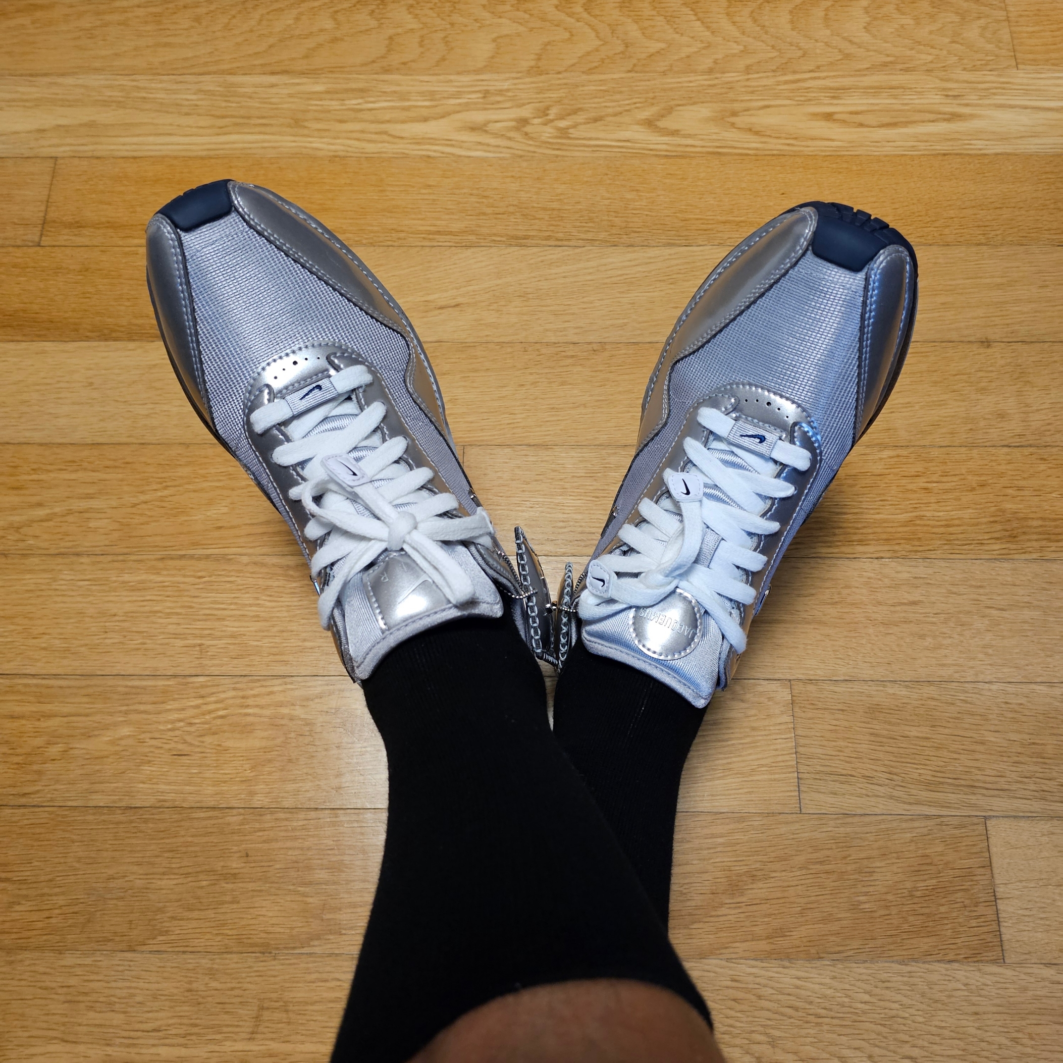 Nike x Jacquemus Air Max 1 '86 Metallic Silver Midnight Navy, Nike x Jacquemus Air Max 1 '86 Sail and Summit White 착용 스타일 - 3