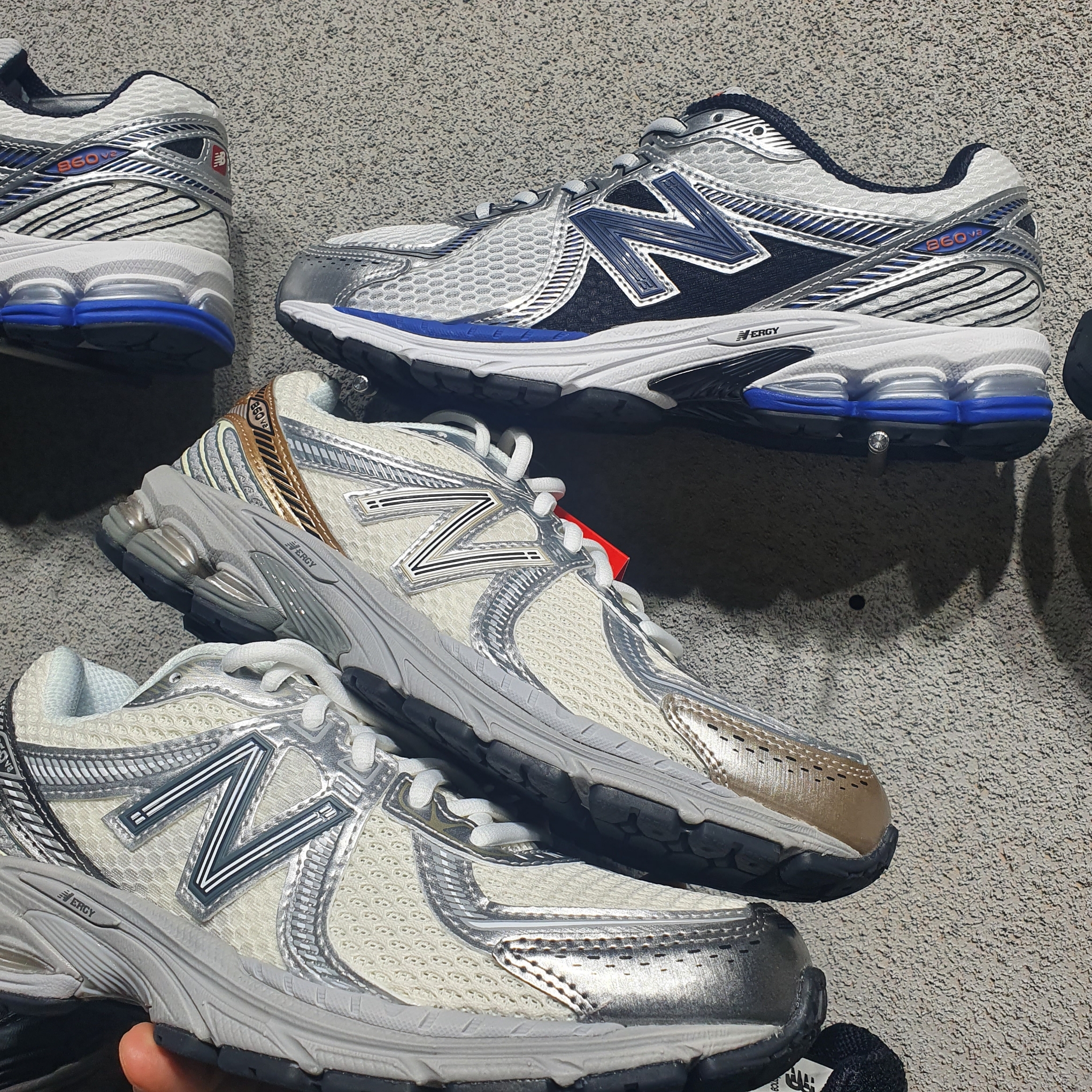 New Balance 860v2 Sea Salt Gold Metallic, New Balance 860v2 Sea Salt Harbor Grey 착용 스타일 - 2