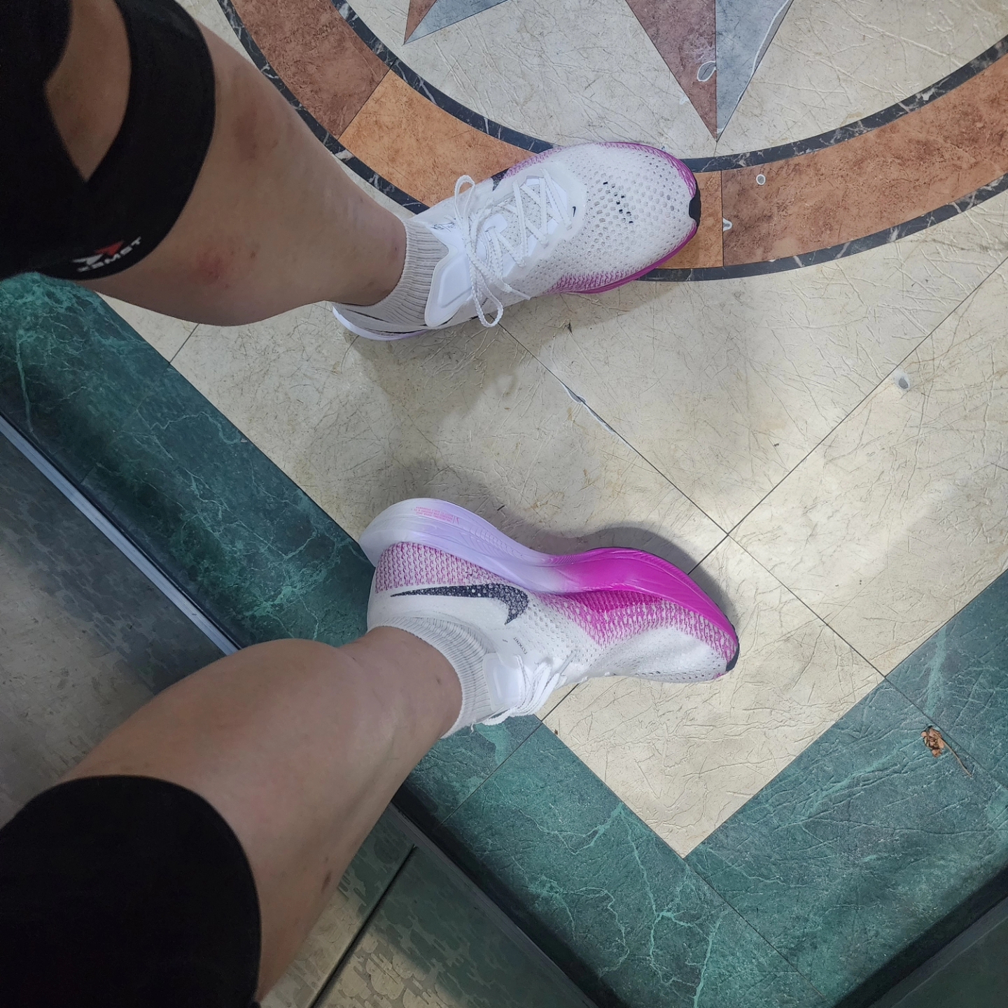 Nike ZoomX Vaporfly Next% 3 White Vivid Purple 착용 스타일