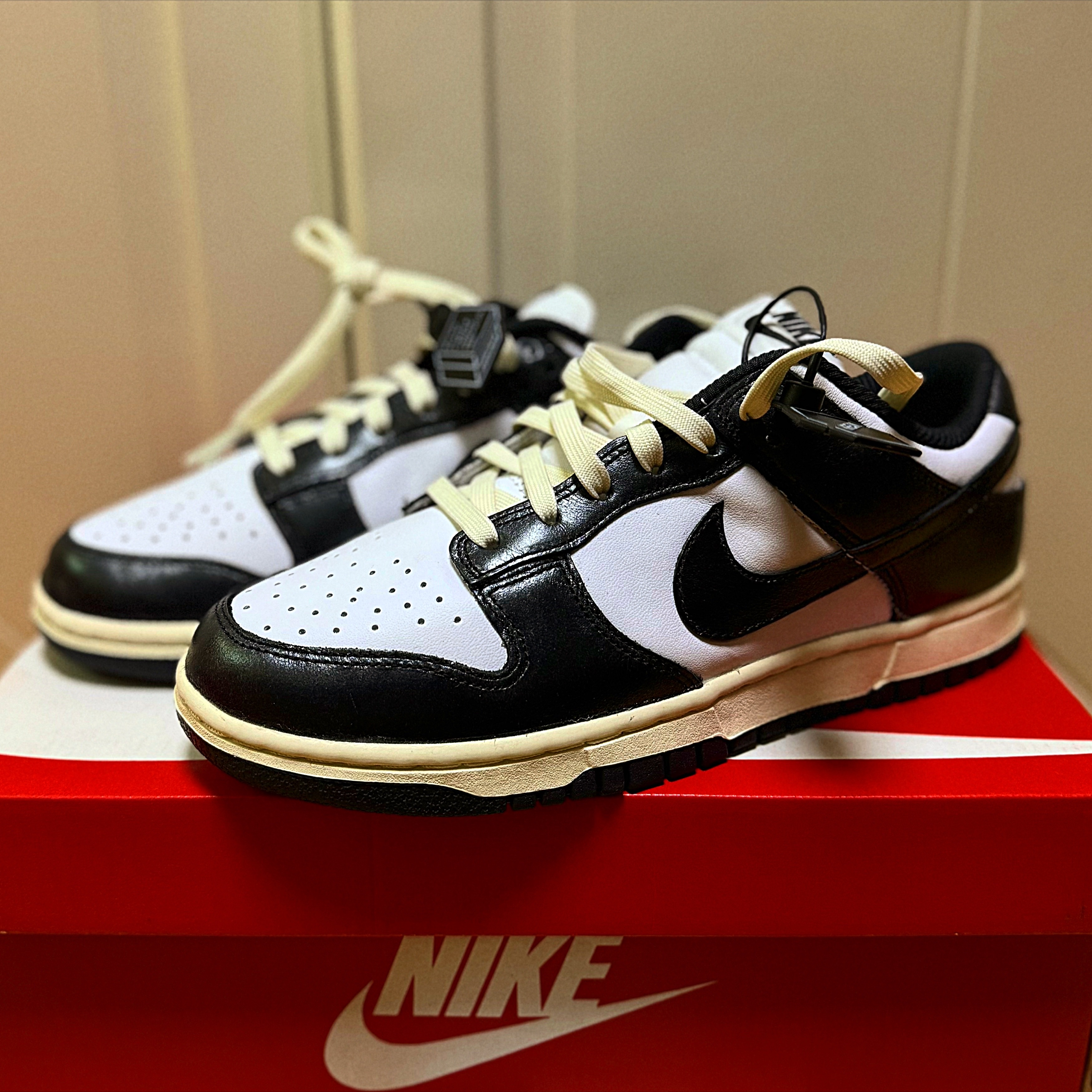 (W) Nike Dunk Low Vintage Black and White 착용 스타일 - 2