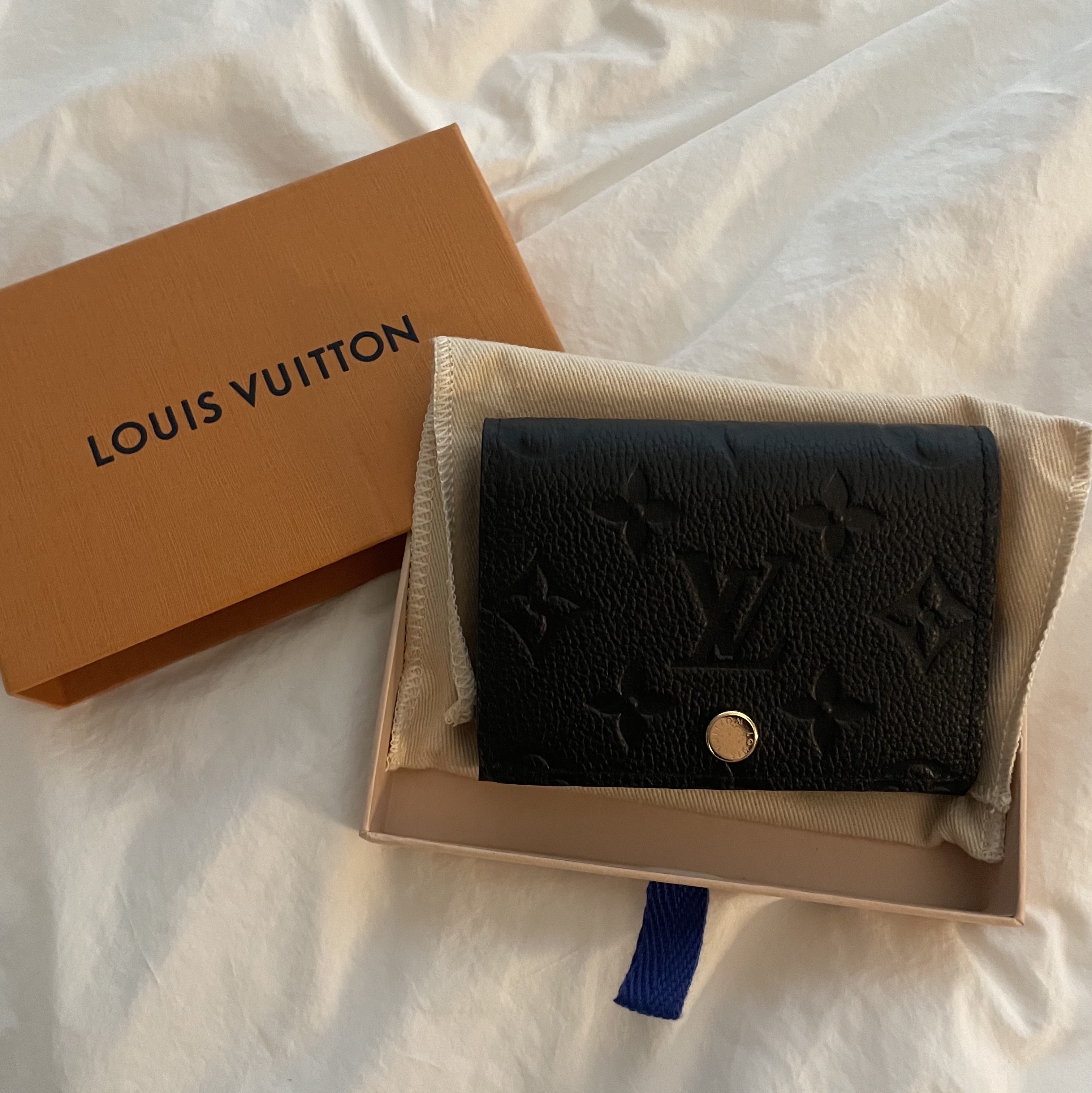 Louis Vuitton Business Card Holder Monogram Embossed Leather Black 착용 스타일