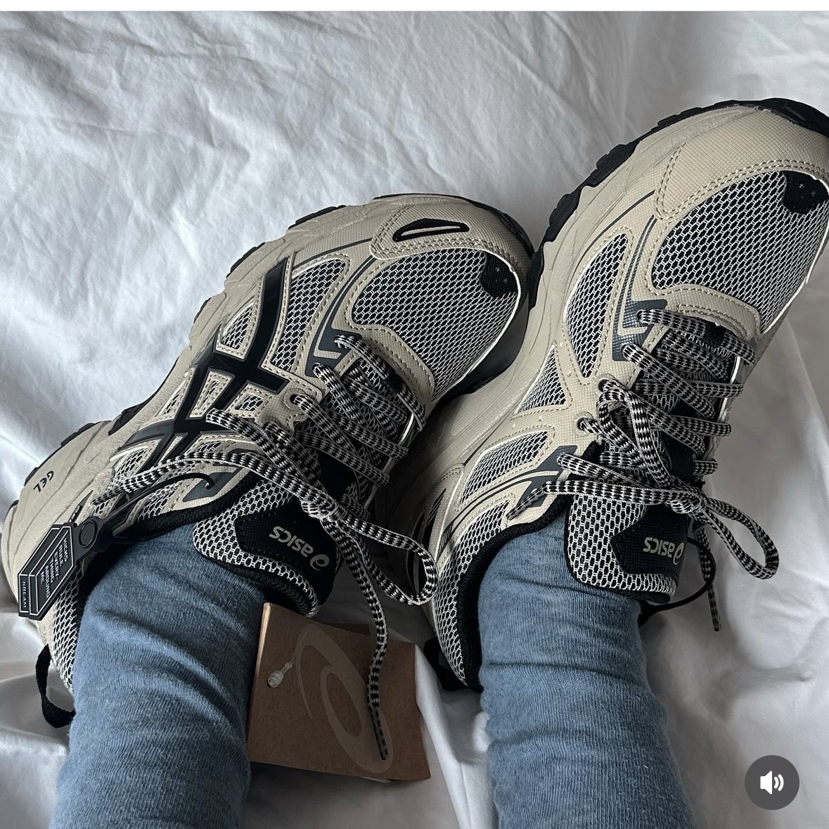 Asics Gel-Venture 6 Feather Grey Black 착용 스타일 - 2