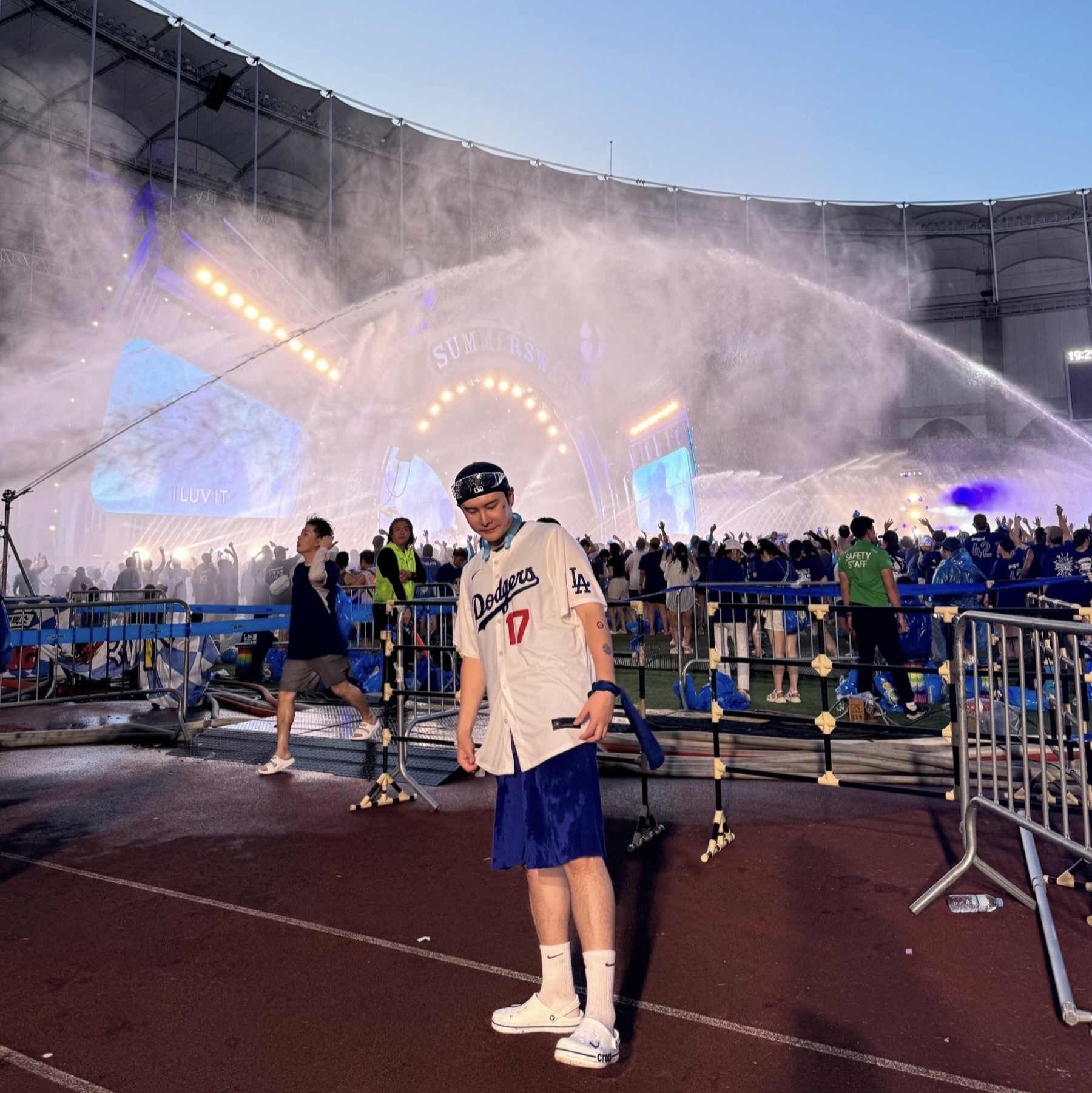 Crocs Bayaband Clog White Navy, New Era 59Fifty MLB Seoul Series LA Dodgers Dark Royal 착용 스타일 - 1