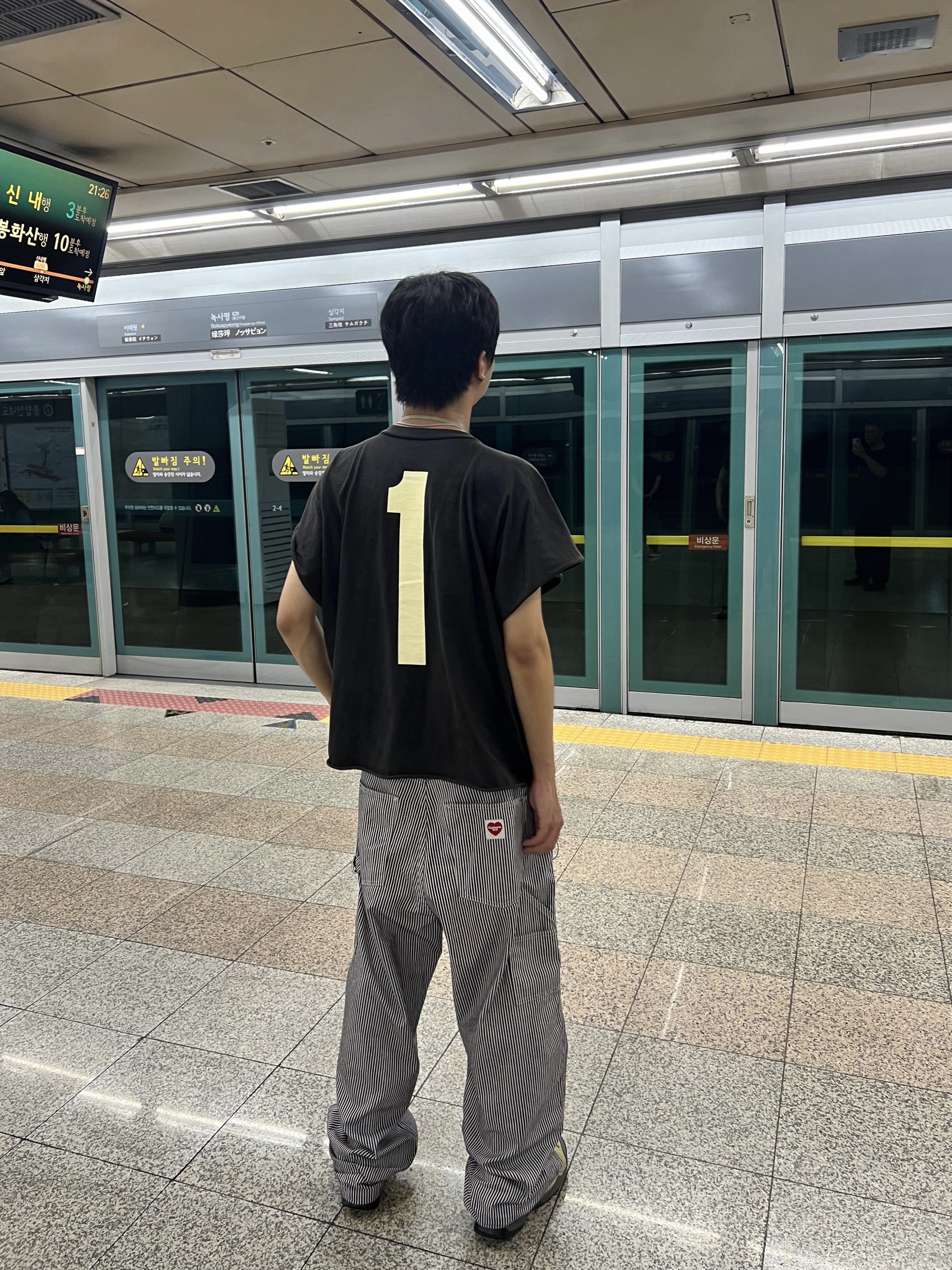 Yeezy One Box T-Shirt Black 착용 스타일