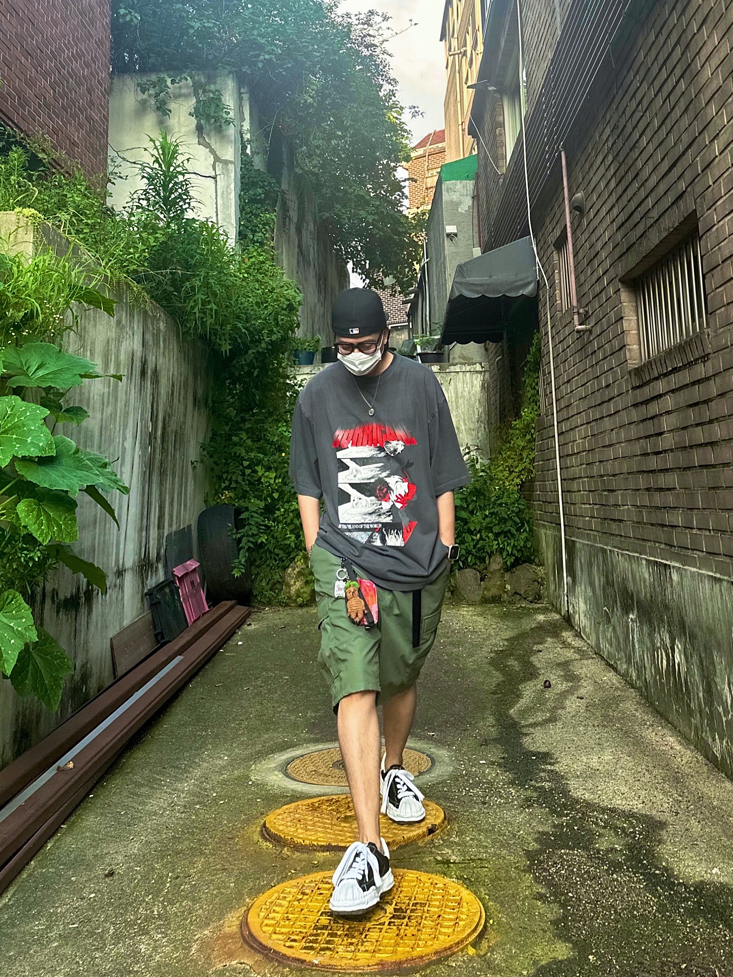 Maison Mihara Yasuhiro Blakey OG Sole Canvas Low-top Sneakers Black White, NONFLOOR Earth Hurricane T-Shirt Washed Charcoal 착용 스타일 - 1