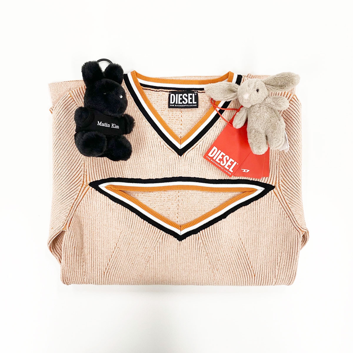 (W) Diesel M-inorca Cut-Out Knit Top Orange, Jellycat Blossom Bunny Bag Charm Beige 착용 스타일 - 2