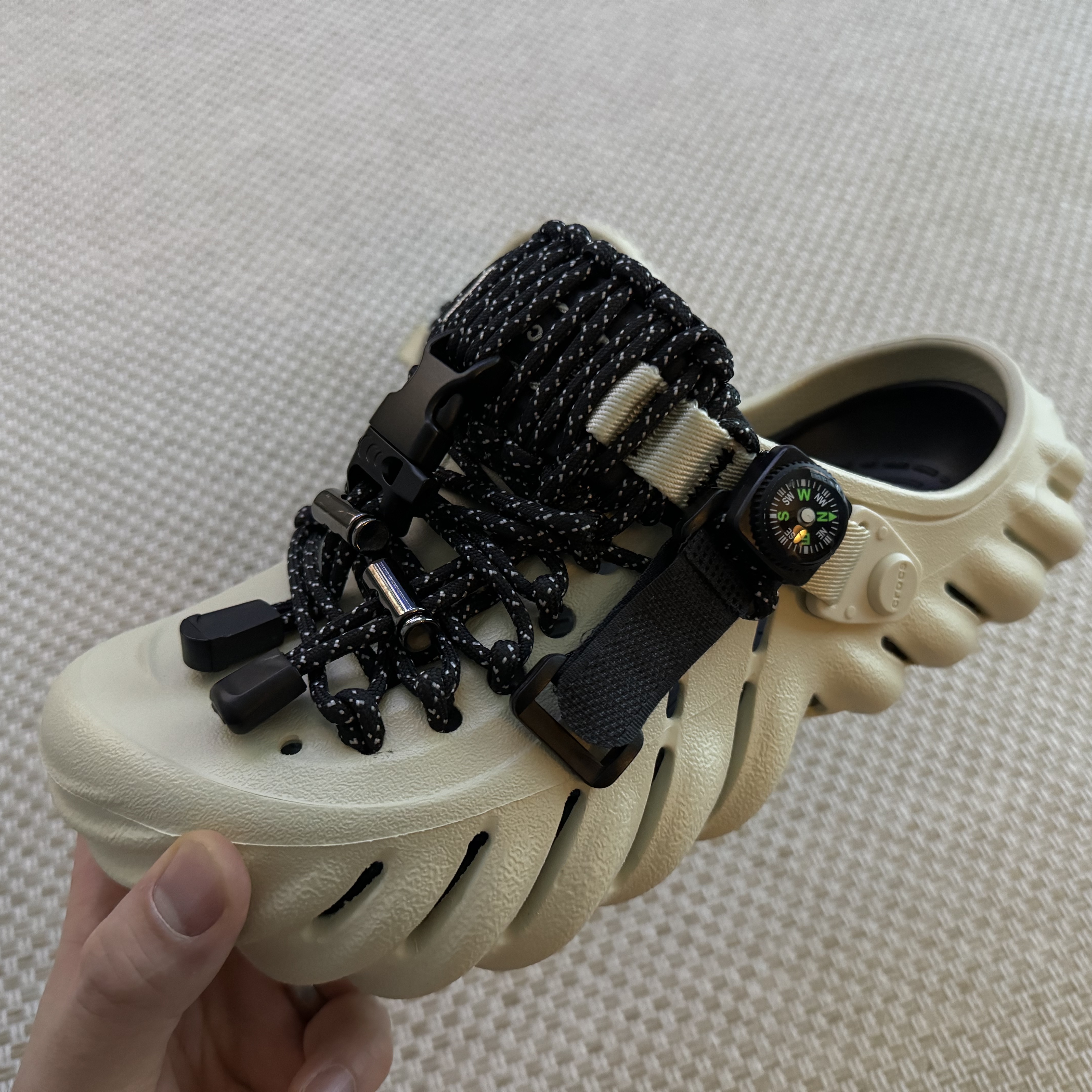 Crocs Echo Clog Bone Black 착용 스타일 - 2