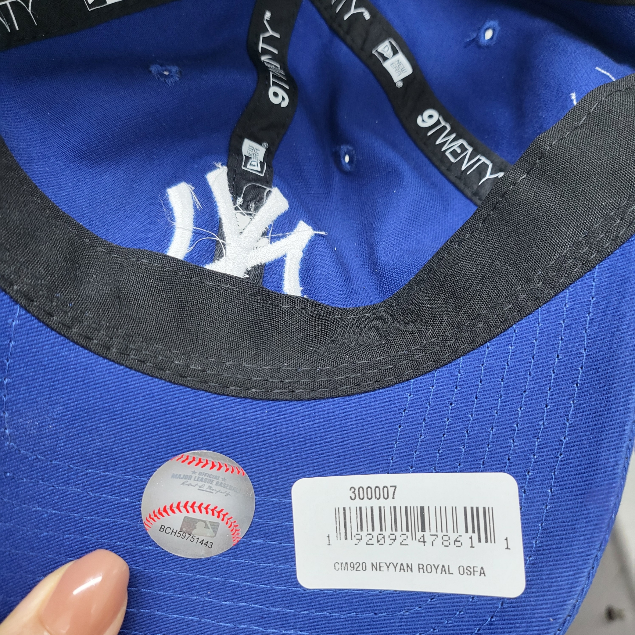New Era x MoMA New York Yankees Cap Bright Royal 착용 스타일 - 2