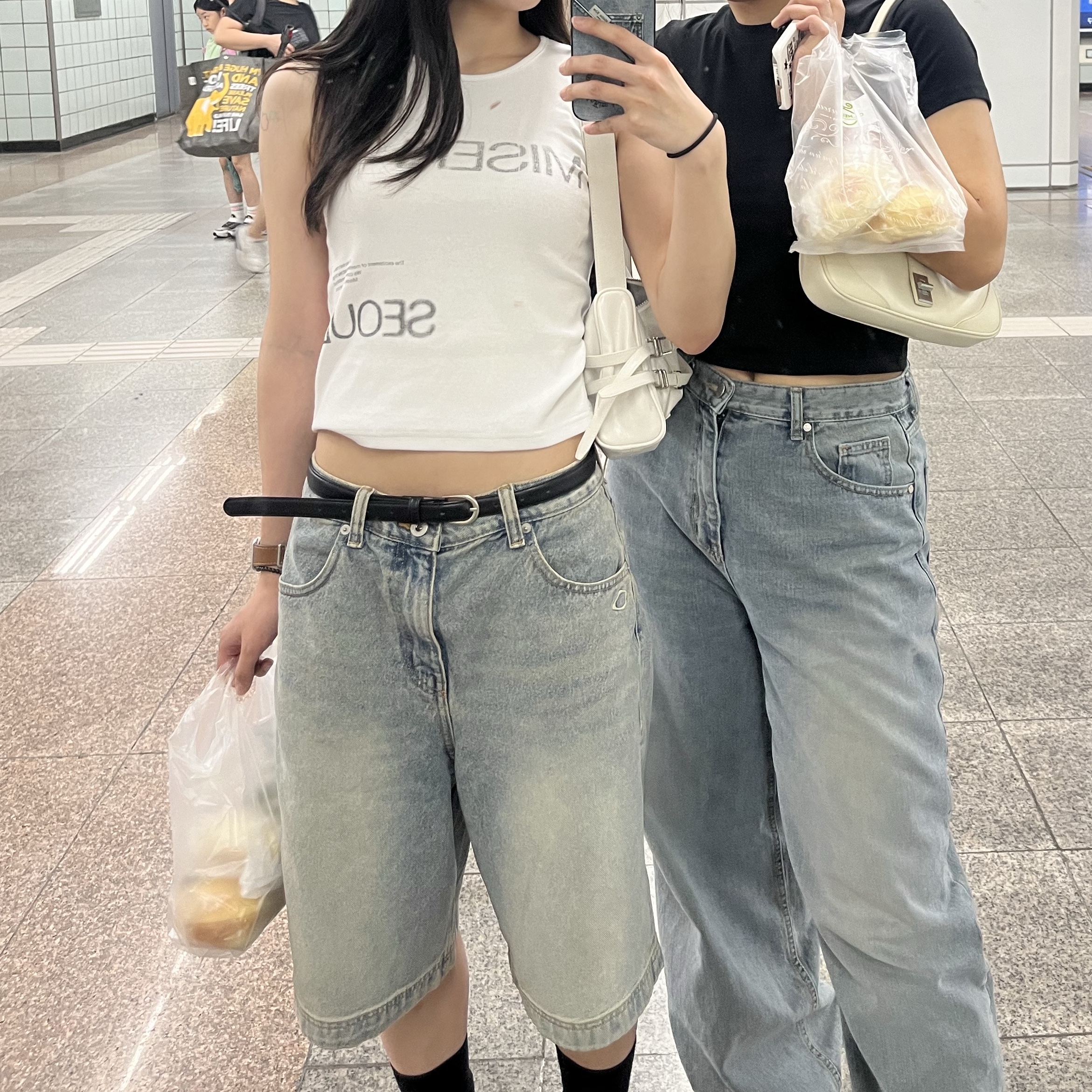 (W) Mischief Denim Bermuda Pants Light Blue, (W) Crocs Classic Platform Clog Black 착용 스타일 - 3