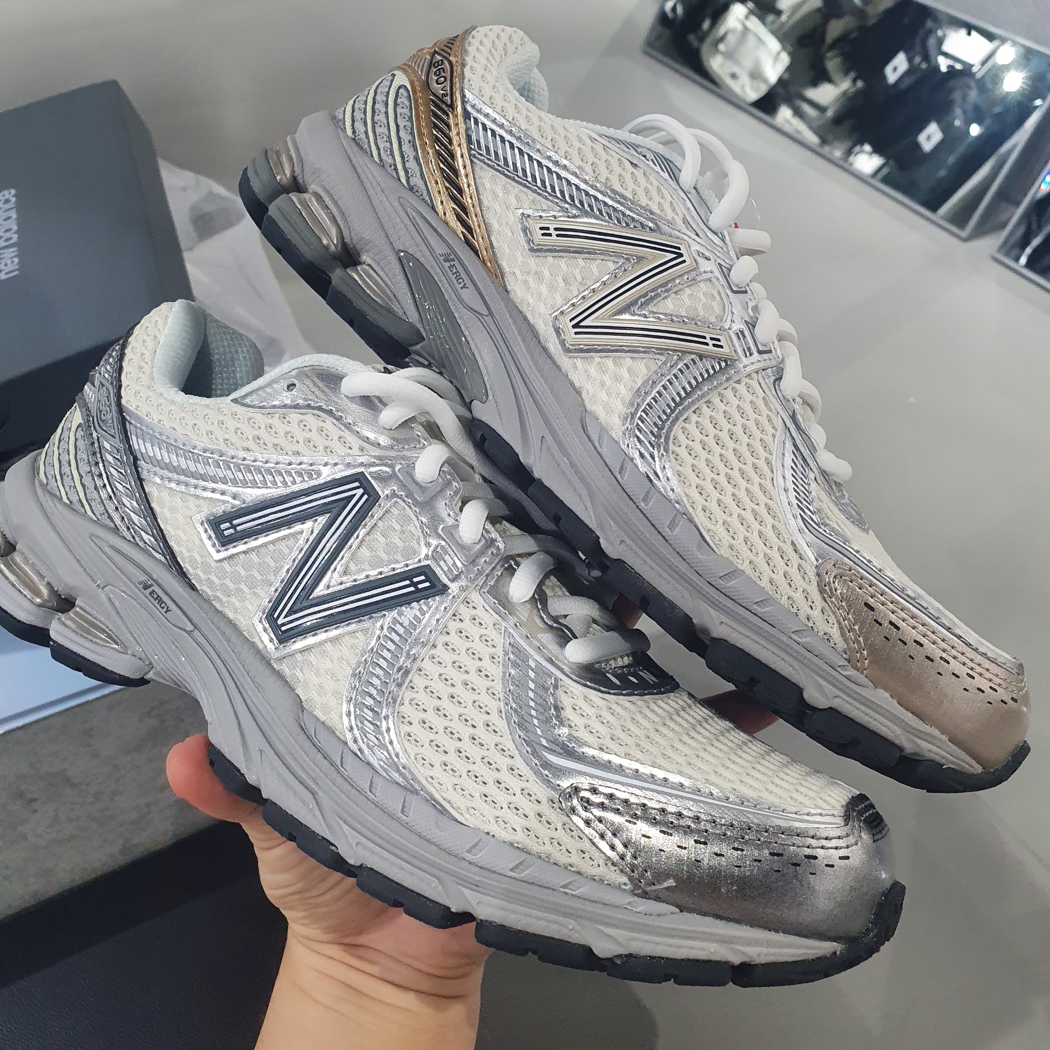 New Balance 860v2 Sea Salt Gold Metallic, New Balance 860v2 Sea Salt Harbor Grey 착용 스타일 - 1