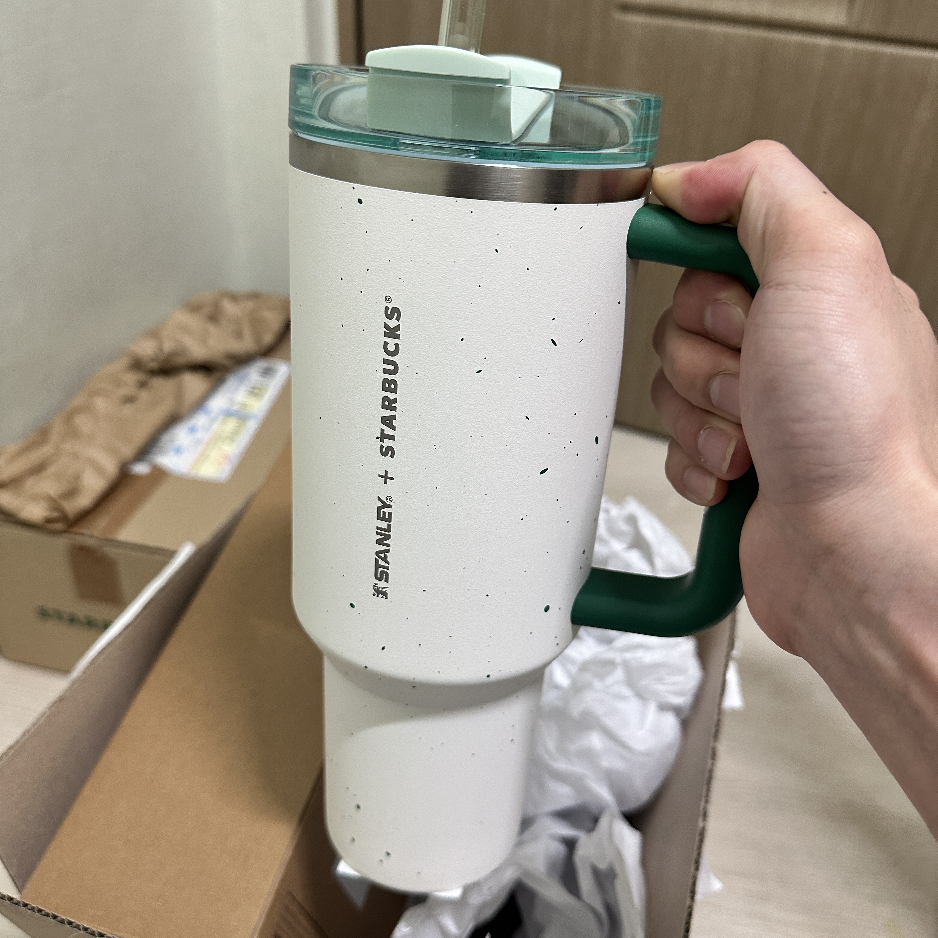 Starbucks 24 SS Stanley Green Pebble Quencher Tumbler 1183ml 착용 스타일