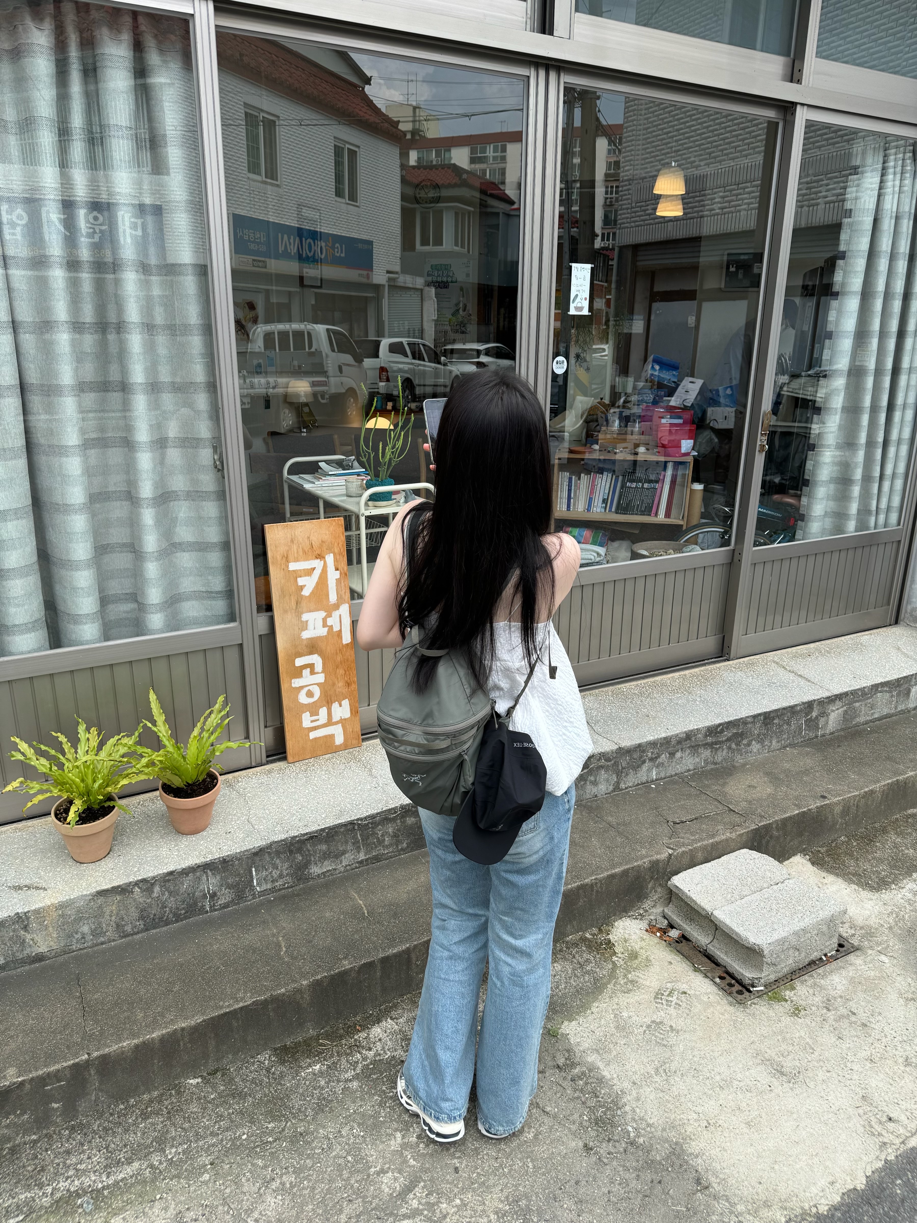 Arc'teryx Heliad 15 Backpack Forage, (W) Asics Gel-Kayano 14 White Midnight 착용 스타일 - 6