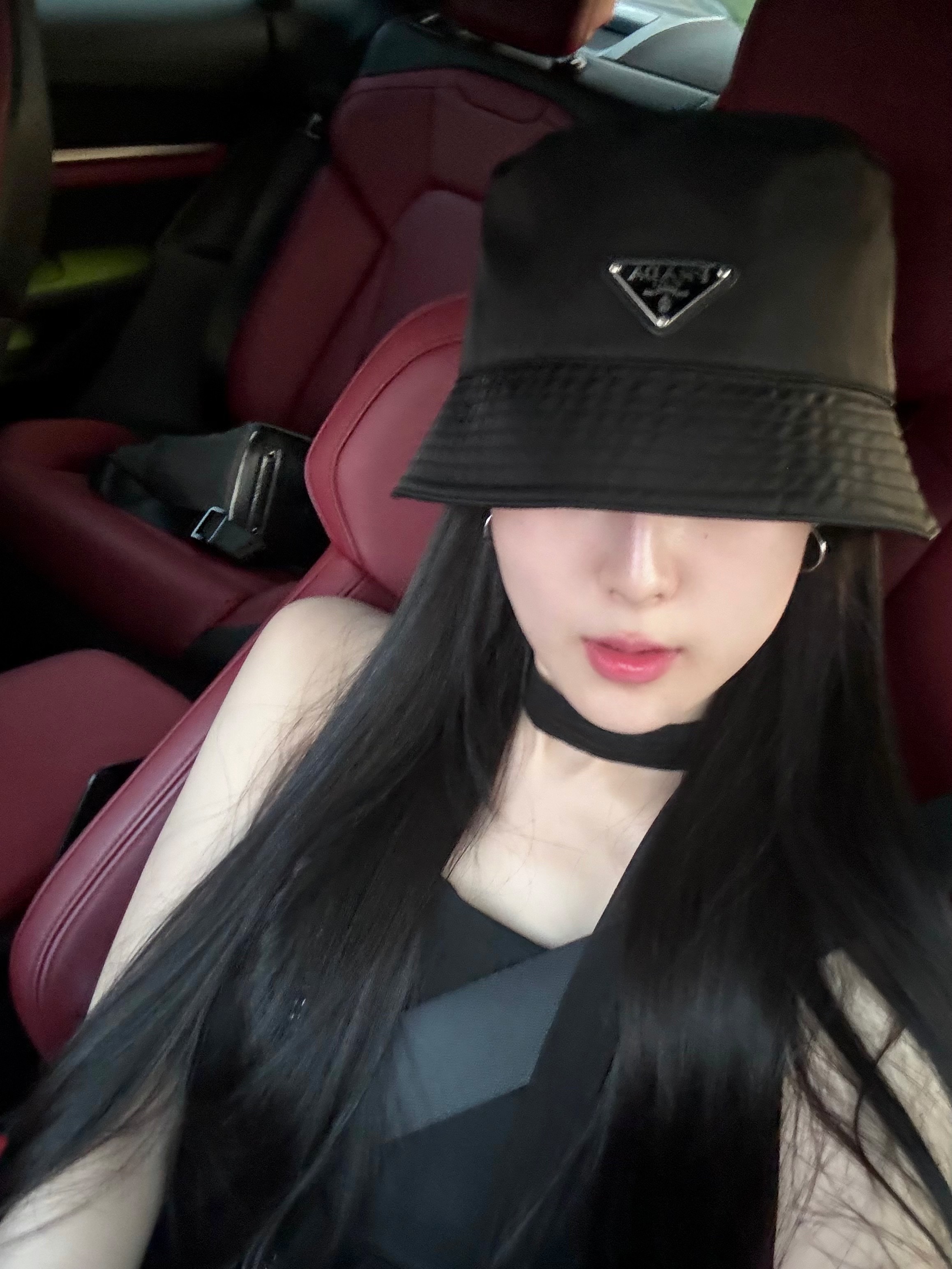 Prada Nylon Bucket Hat Black 착용 스타일