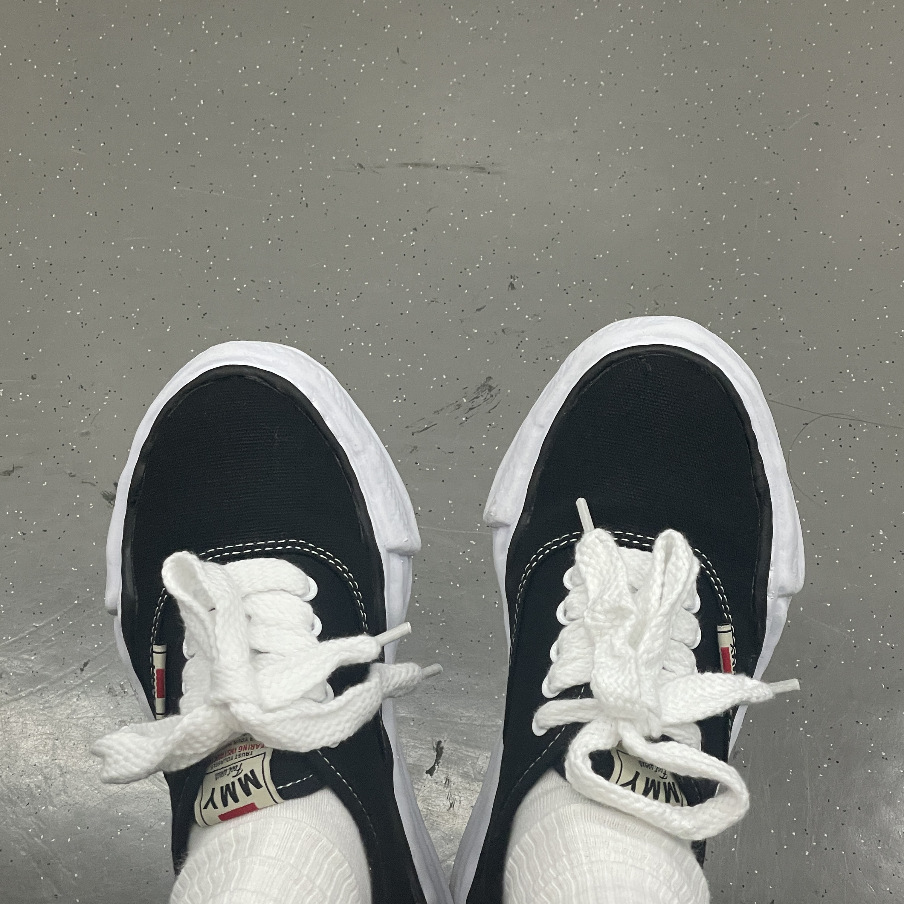 Maison Mihara Yasuhiro Baker OG Sole Canvas Low Cut Sneakers Black 착용 스타일