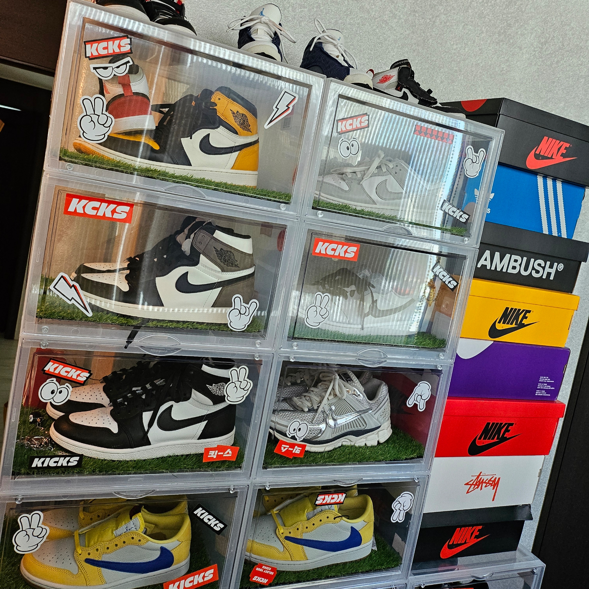 (W) Jordan 1 x Travis Scott Retro Low OG SP Canary, (W) Nike Zoom Vomero 5 Photon Dust and Metallic Silver 착용 스타일 - 1