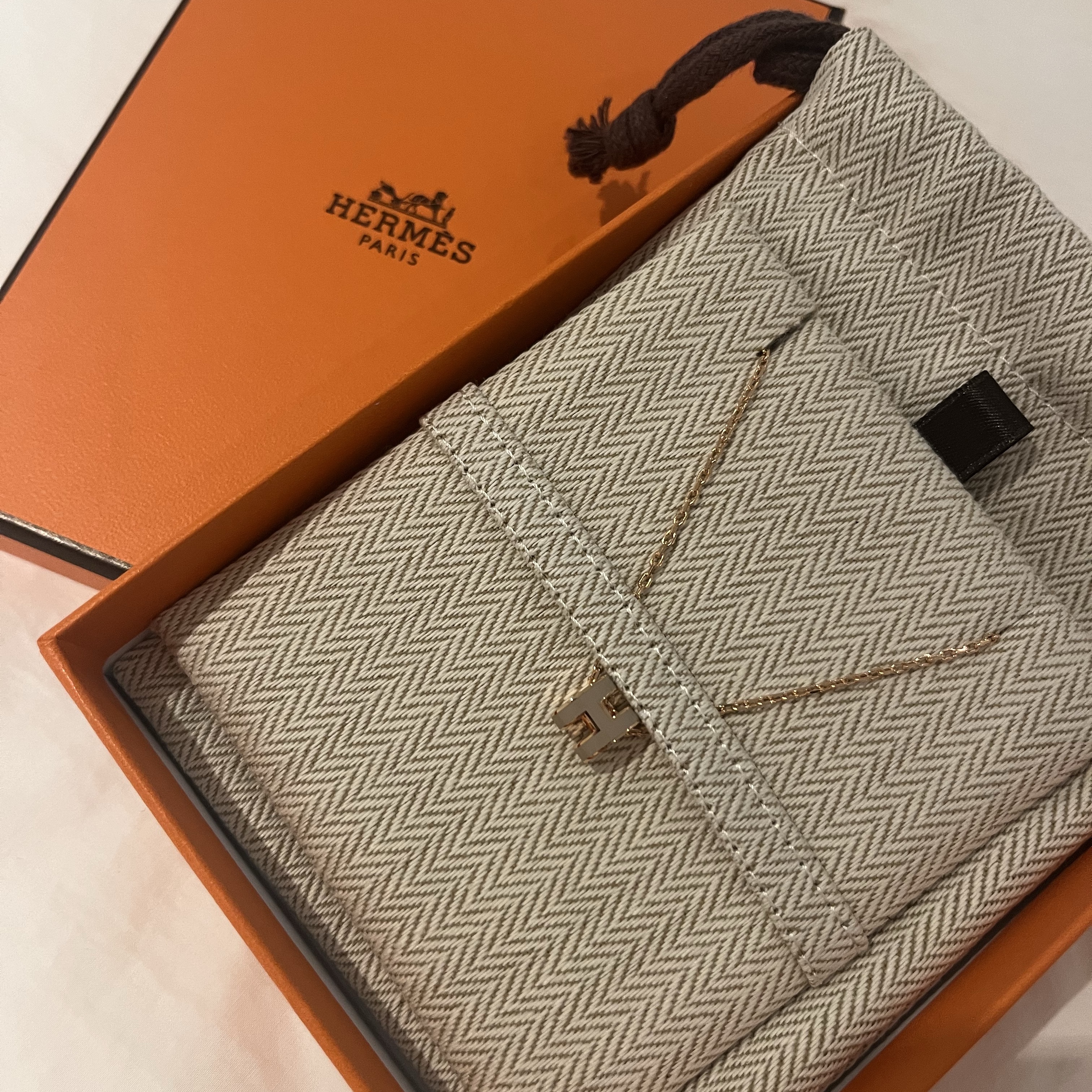 (W) Hermes Mini Pop H Pendant Rose Gold & Marron Glace 착용 스타일