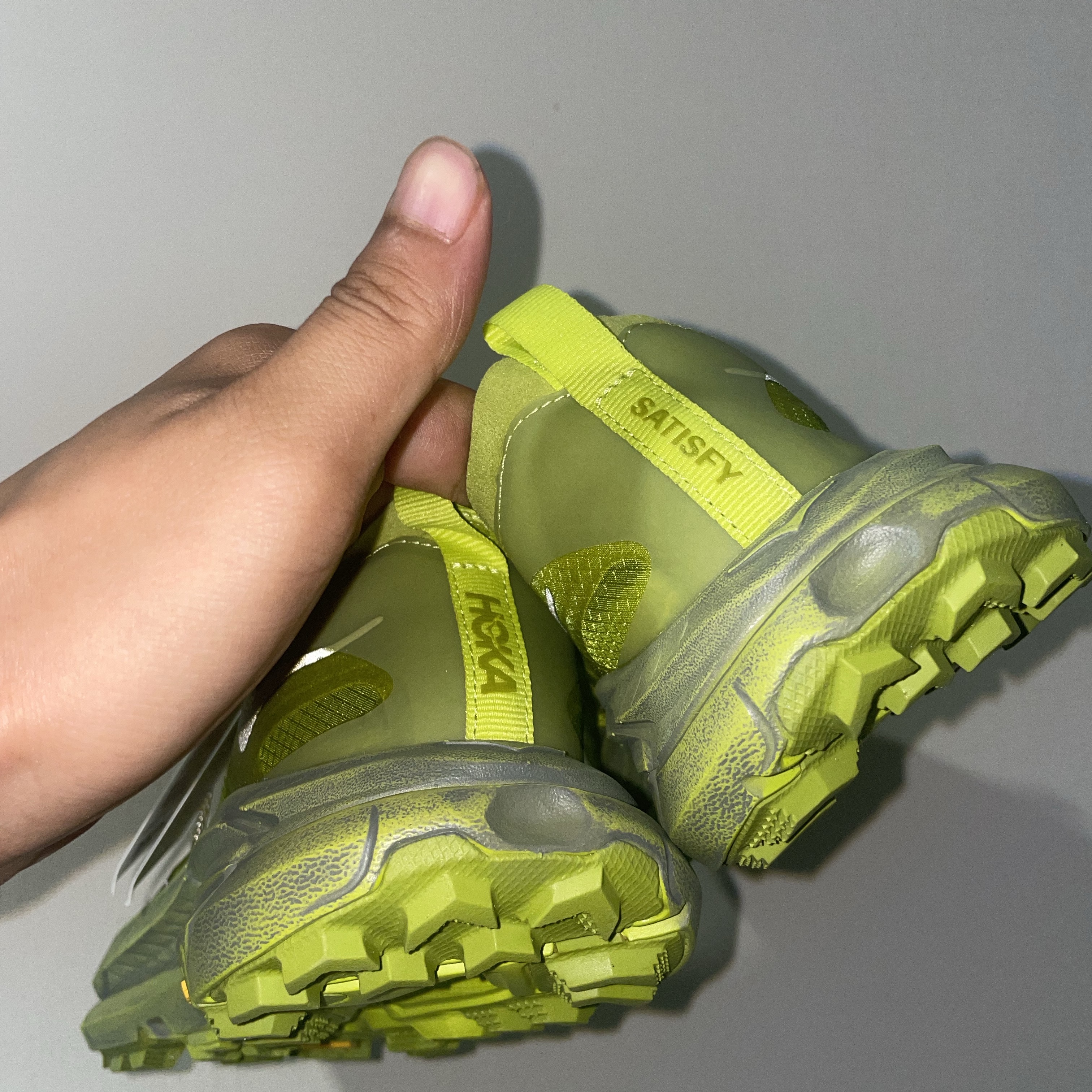 Hoka x Satisfy Mafate Speed 4 Lite Rubber, Hoka x Satisfy Mafate Speed 4 Lite Sulfur 착용 스타일 - 7