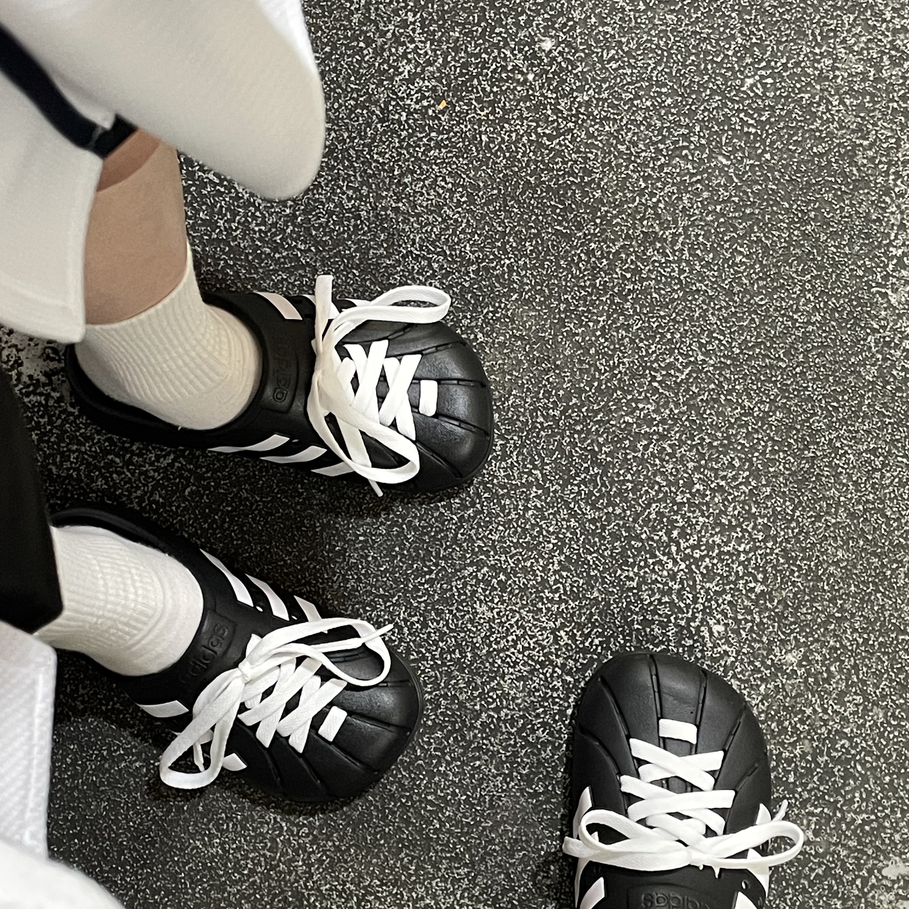 Adidas Adilette Clog Black White, Lessey & Friends x KBO The Strongest Lessey Stuffed Toy Keyring Doosan Bears 착용 스타일 - 1