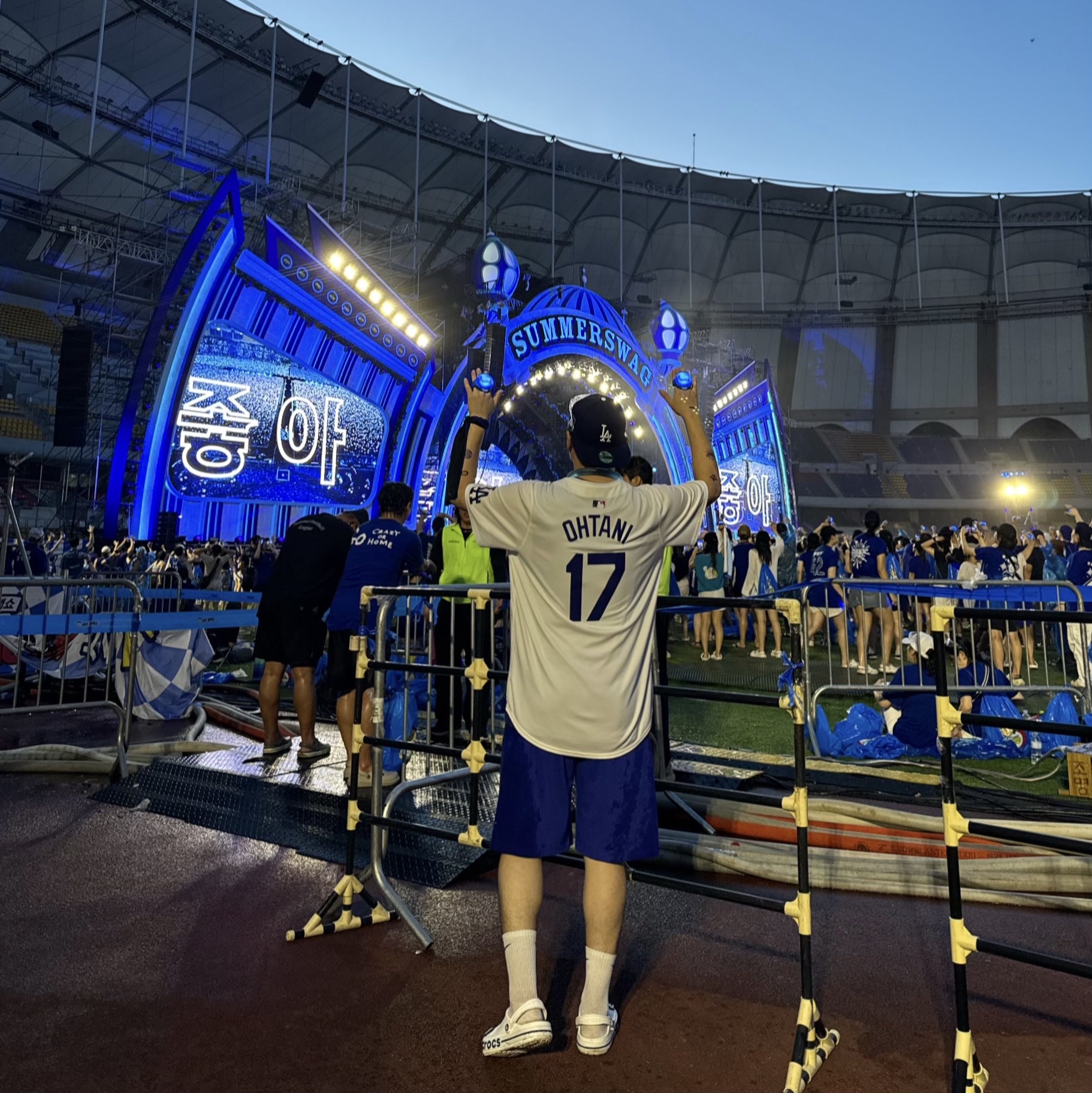 Crocs Bayaband Clog White Navy, New Era 59Fifty MLB Seoul Series LA Dodgers Dark Royal 착용 스타일 - 2