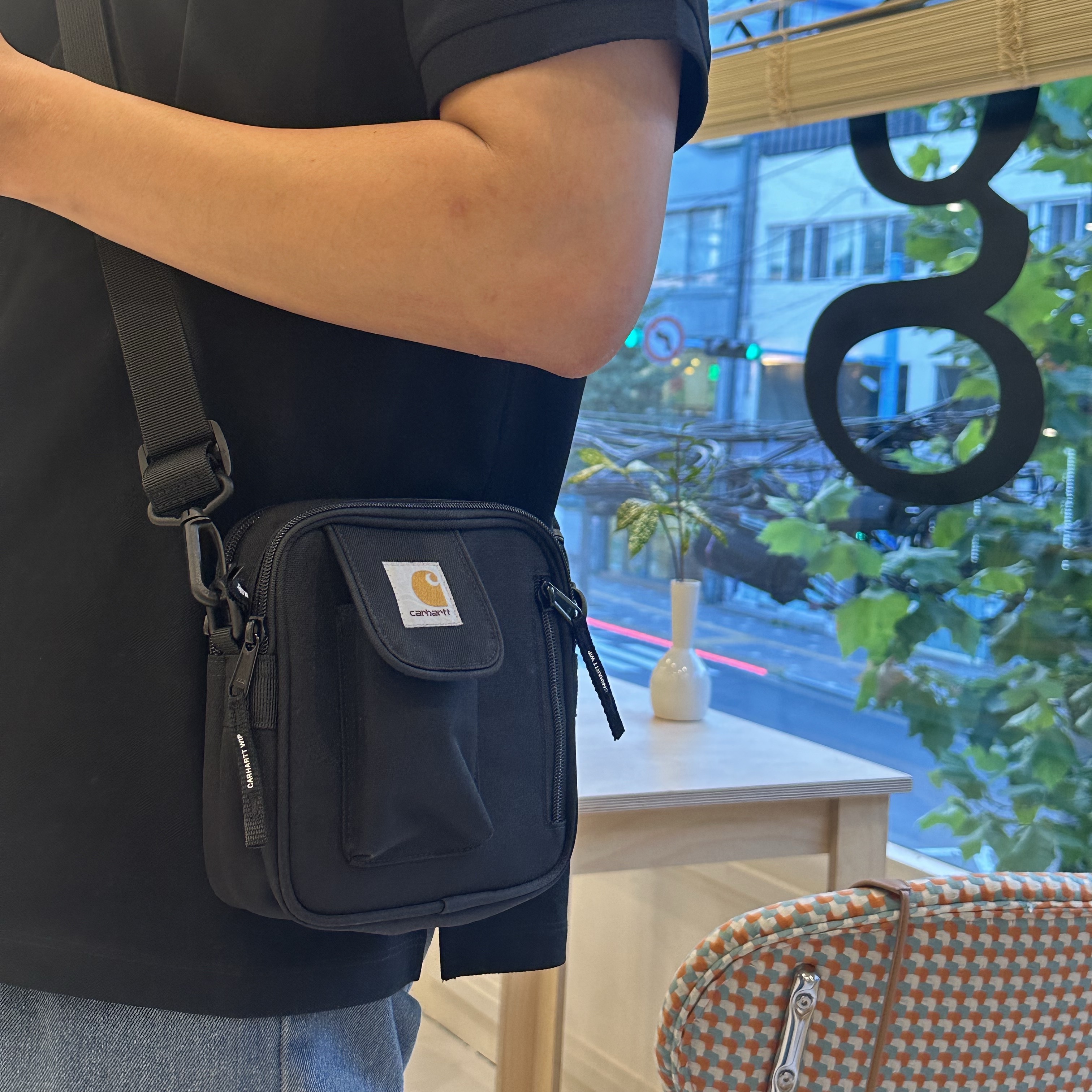 Carhartt WIP Essentials Bag Black 착용 스타일 - 1