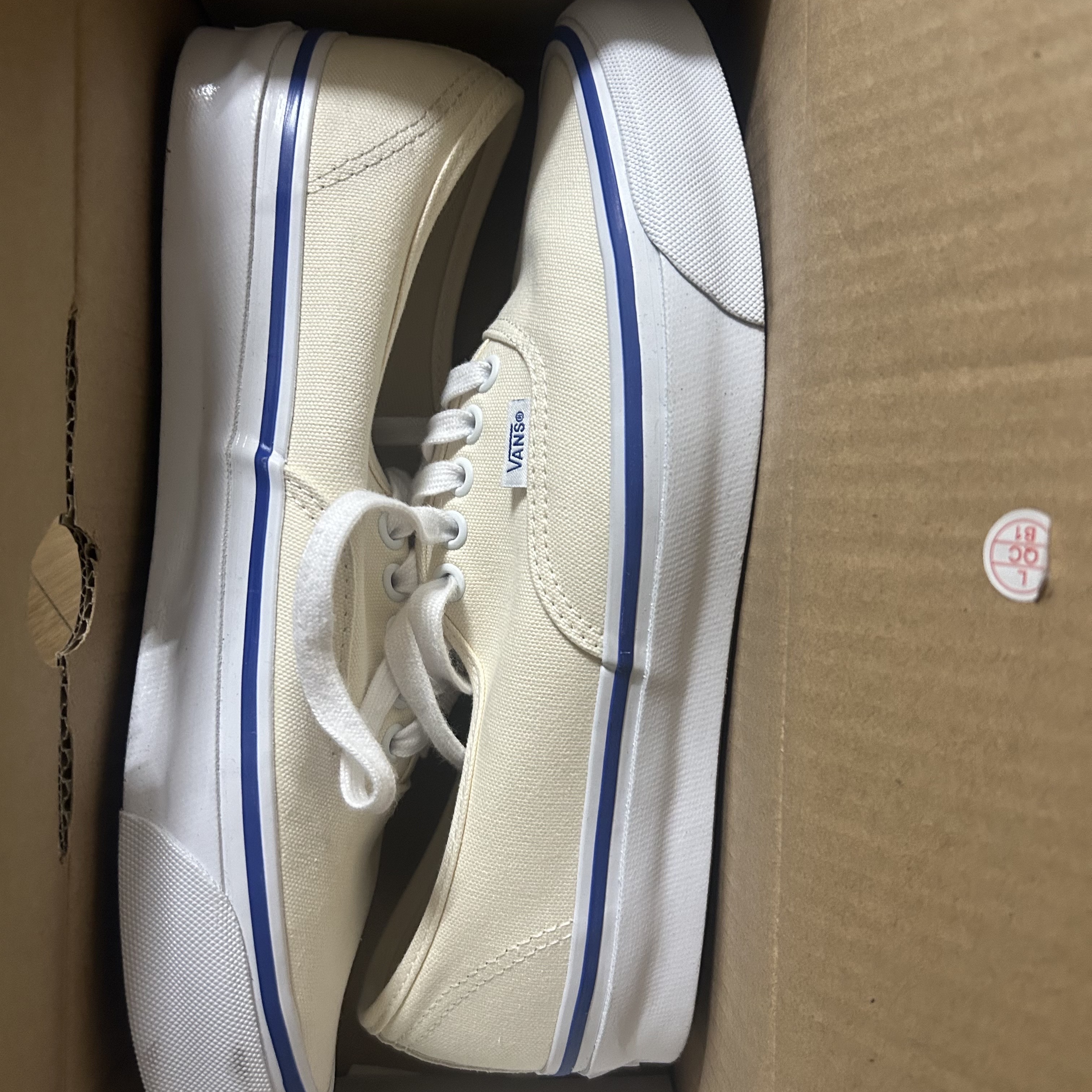 Vans Vault OG Authentic LX Classic White 착용 스타일