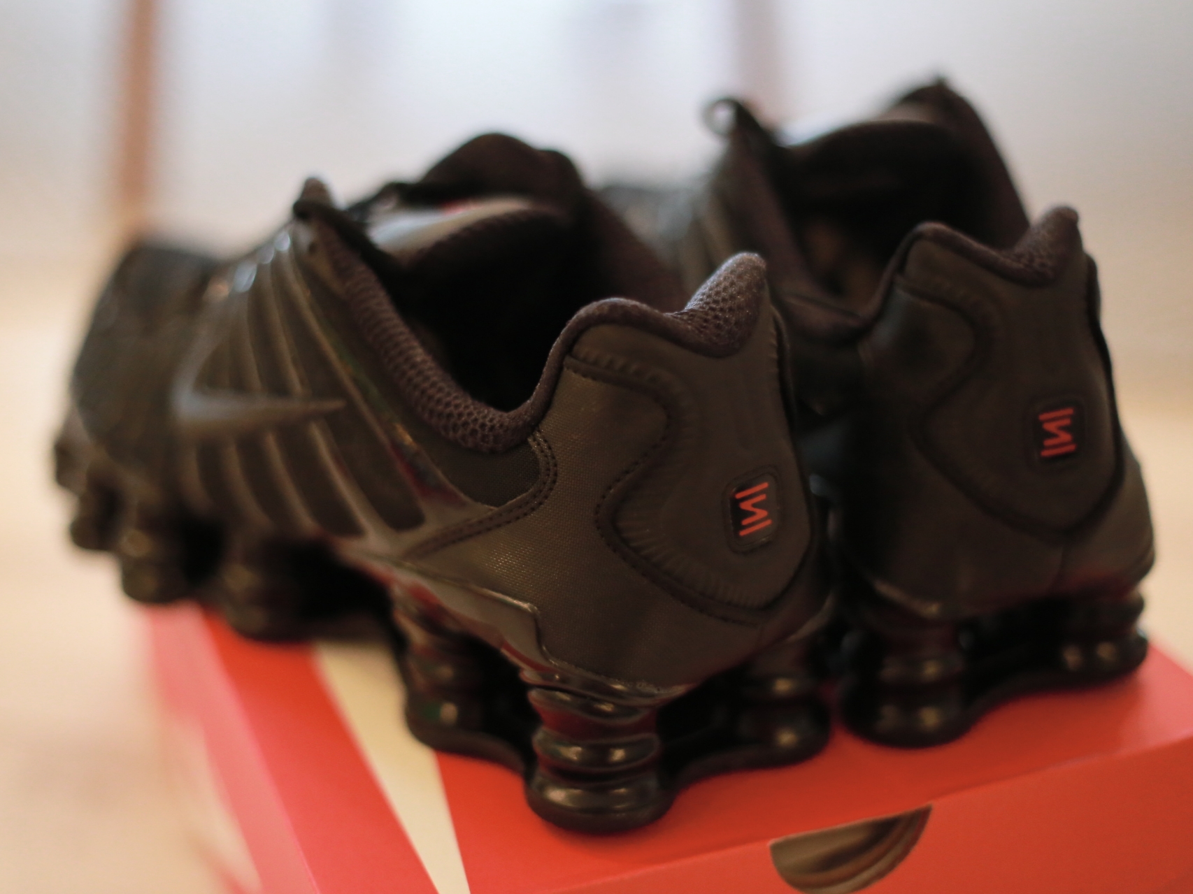 (W) Nike Shox TL Black and Max Orange 착용 스타일 - 3