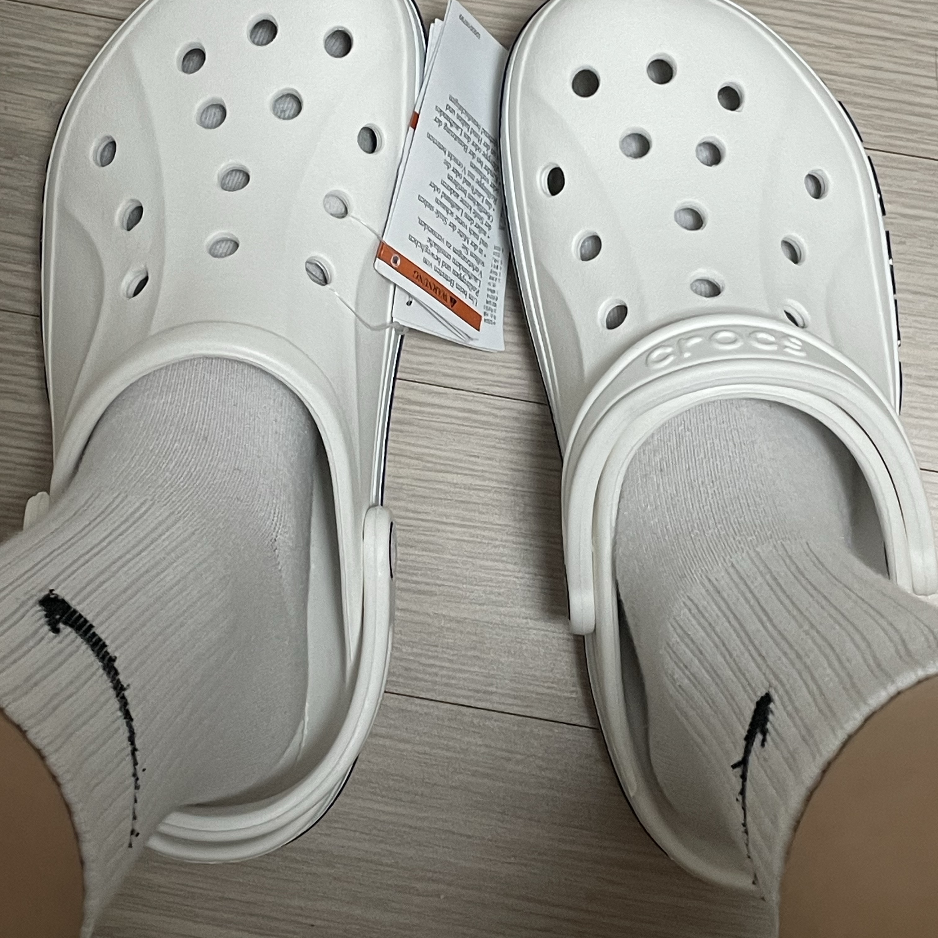 Crocs Bayaband Clog White Navy 착용 스타일 - 1