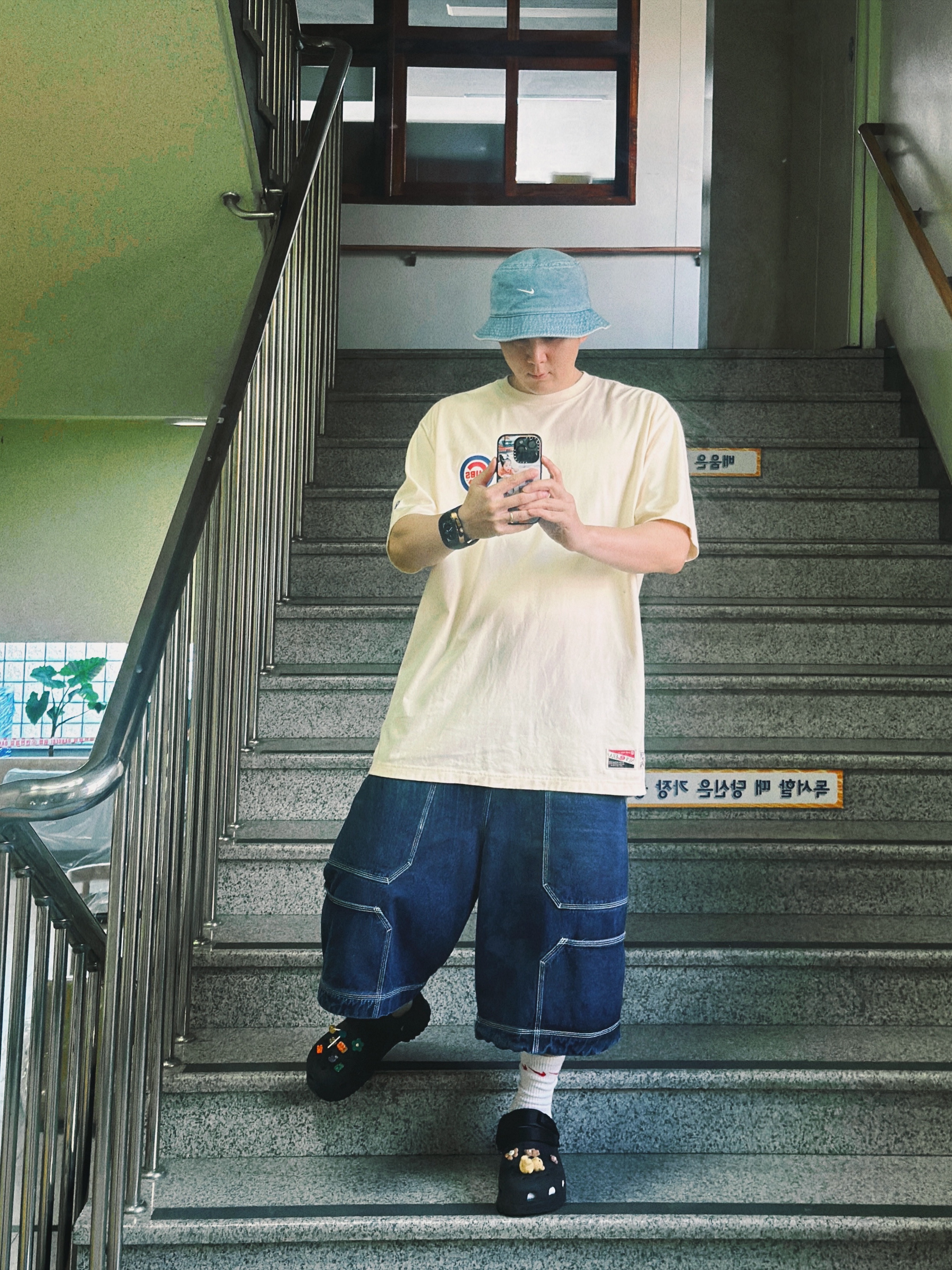 Nike Apex Denim Bucket Hat Aegean Storm Thunder Blue, Crocs Classic Hiker Clog Black 착용 스타일