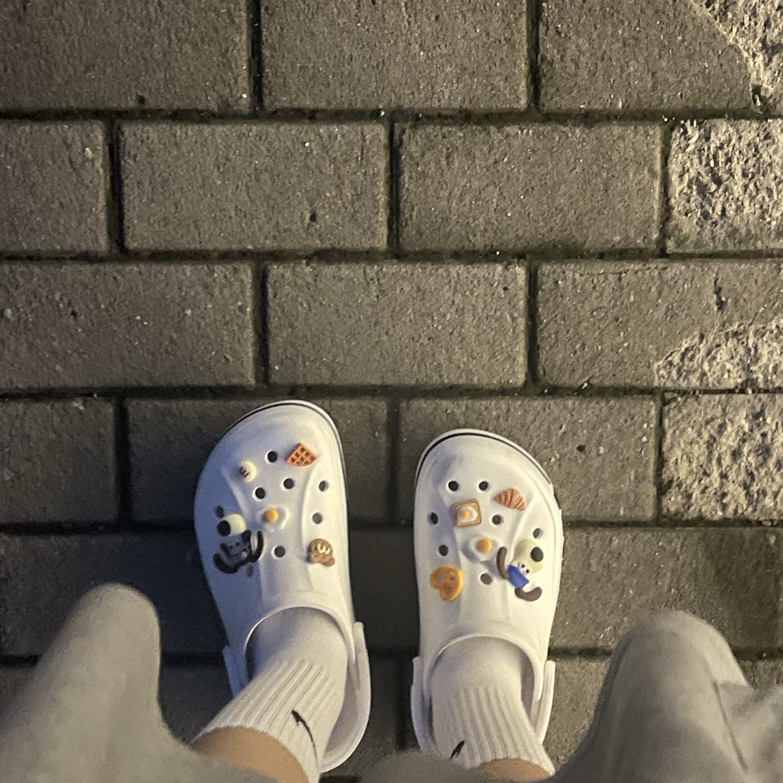 Crocs Bayaband Clog White Navy 착용 스타일 - 2