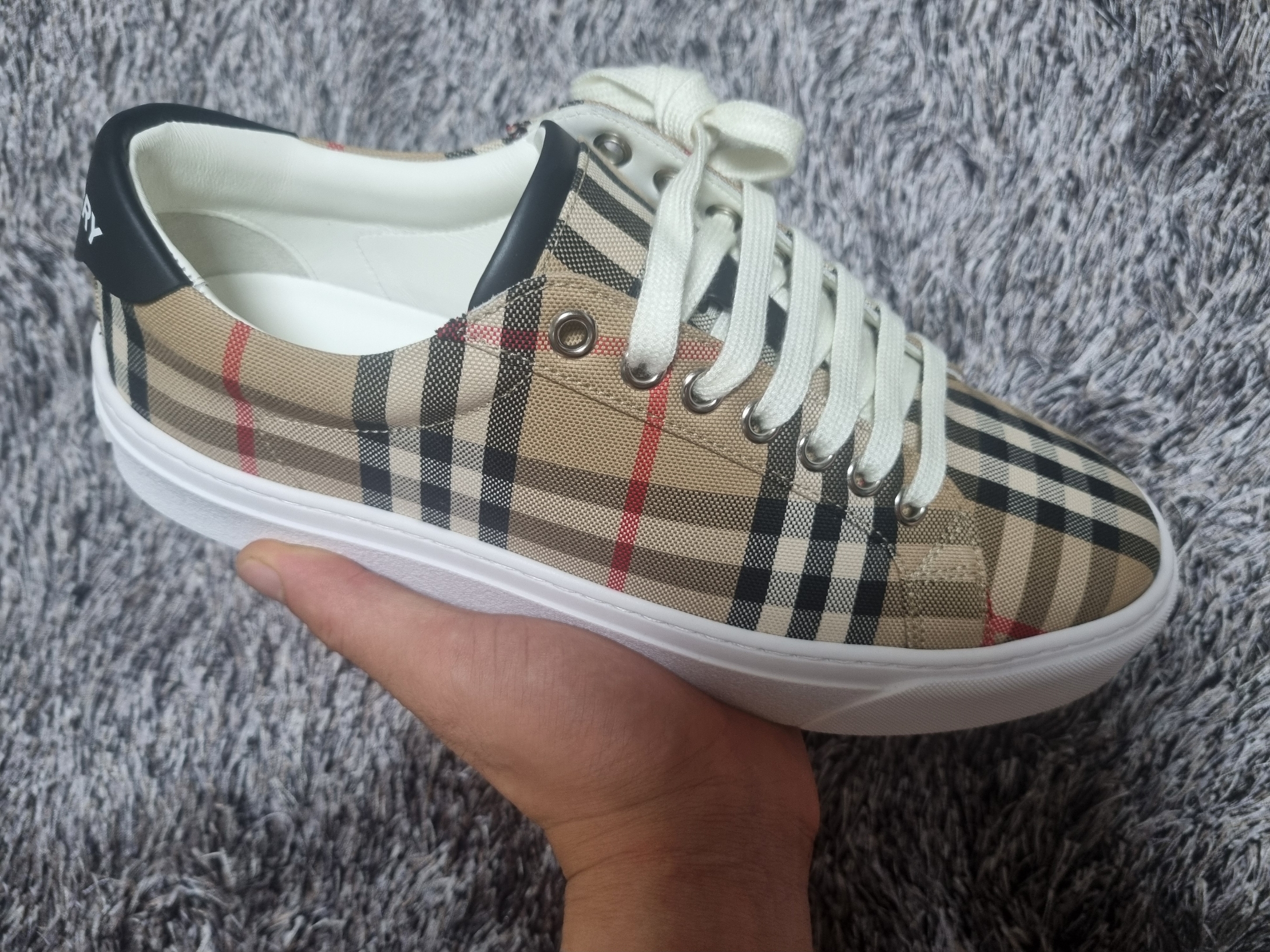 Burbbery Check Cotton and Leather Sneakers Archive Beige 착용 스타일