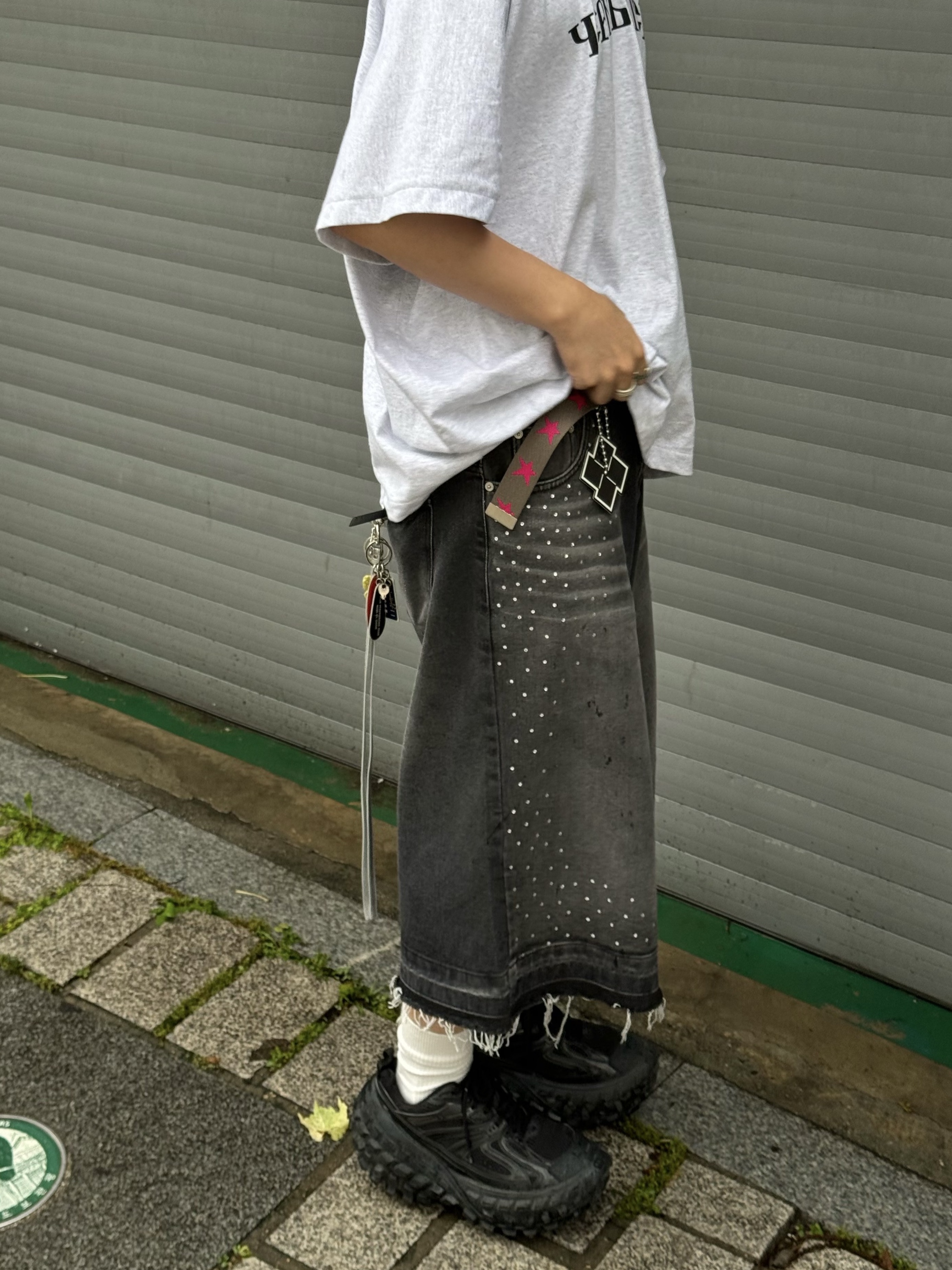 Balenciaga Defender Sneakers Black, Yeezy x Gosha Rubchinskiy YZY Black Dogs T-Shirt Heather Grey 착용 스타일 - 4