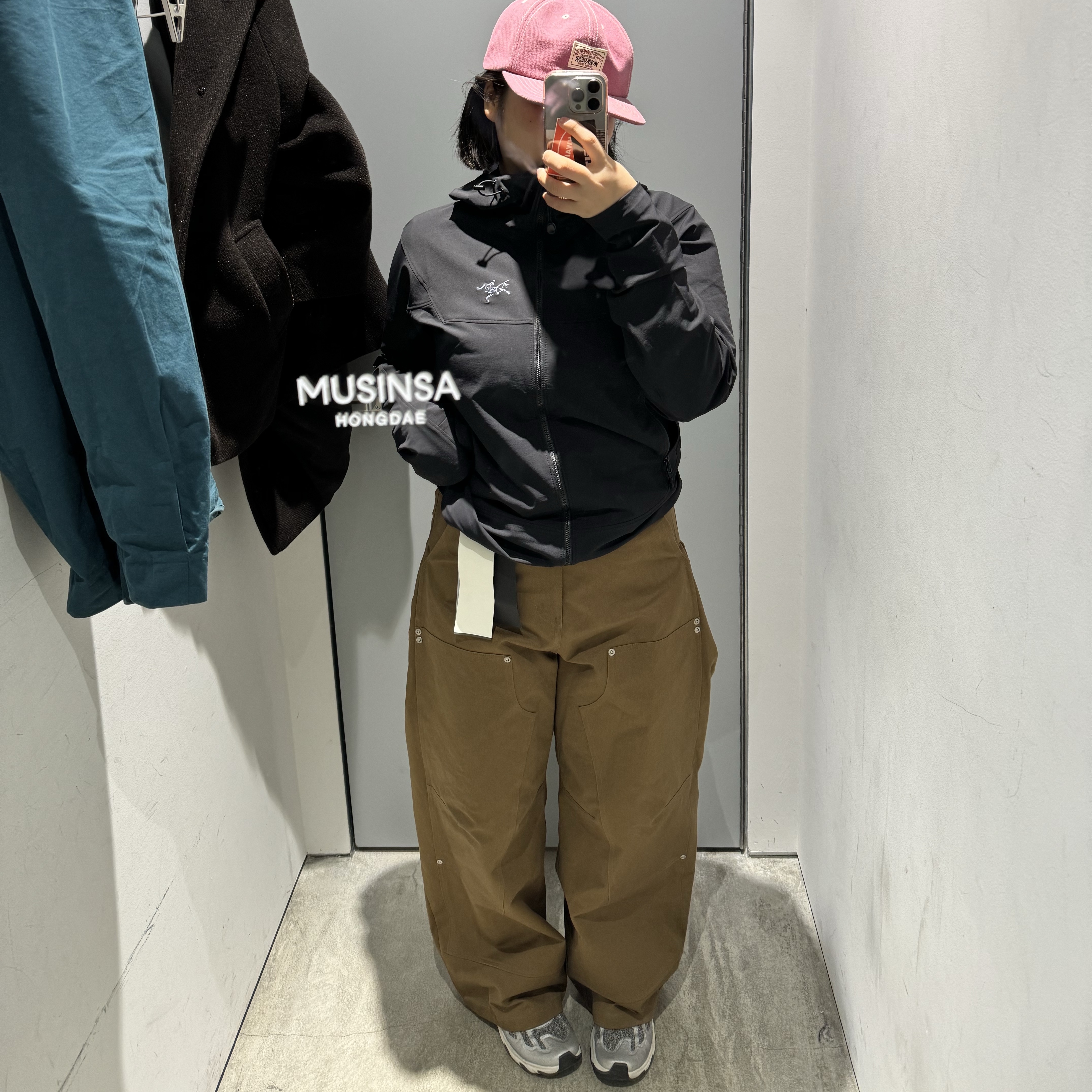 Stussy Canvas Big Basic Low Pro Cap Wine, Arc'teryx Gamma Hoody Black 착용 스타일 - 1