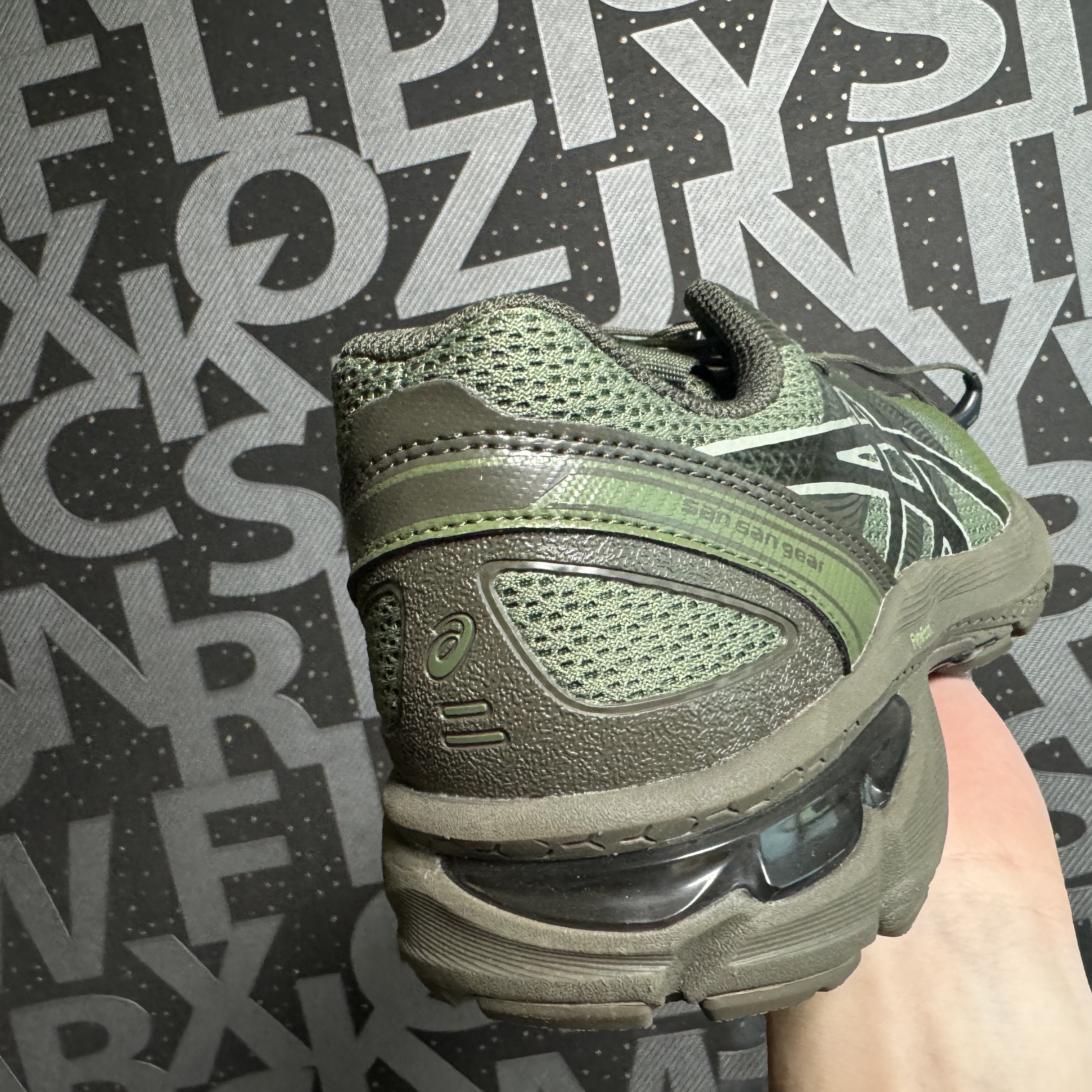 Asics x Sansan Gear Gel-Terrain Bronze Green Tarmac, Asics x Sansan Gear Gel-Terrain Grey Violet Jolly Green 착용 스타일 - 3