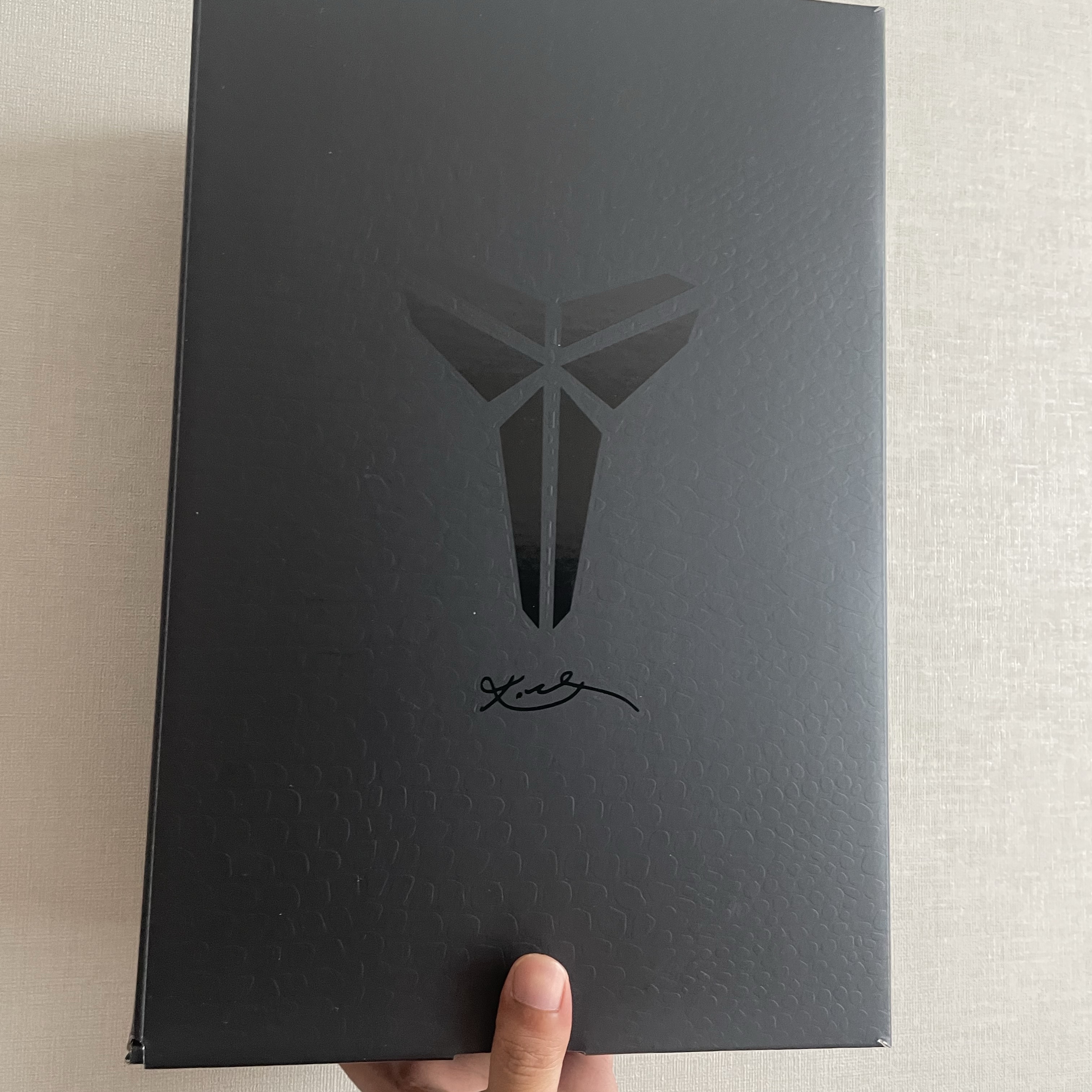 Nike Kobe 4 Protro Metallic Gold and Dark Obsidian 착용 스타일 - 1