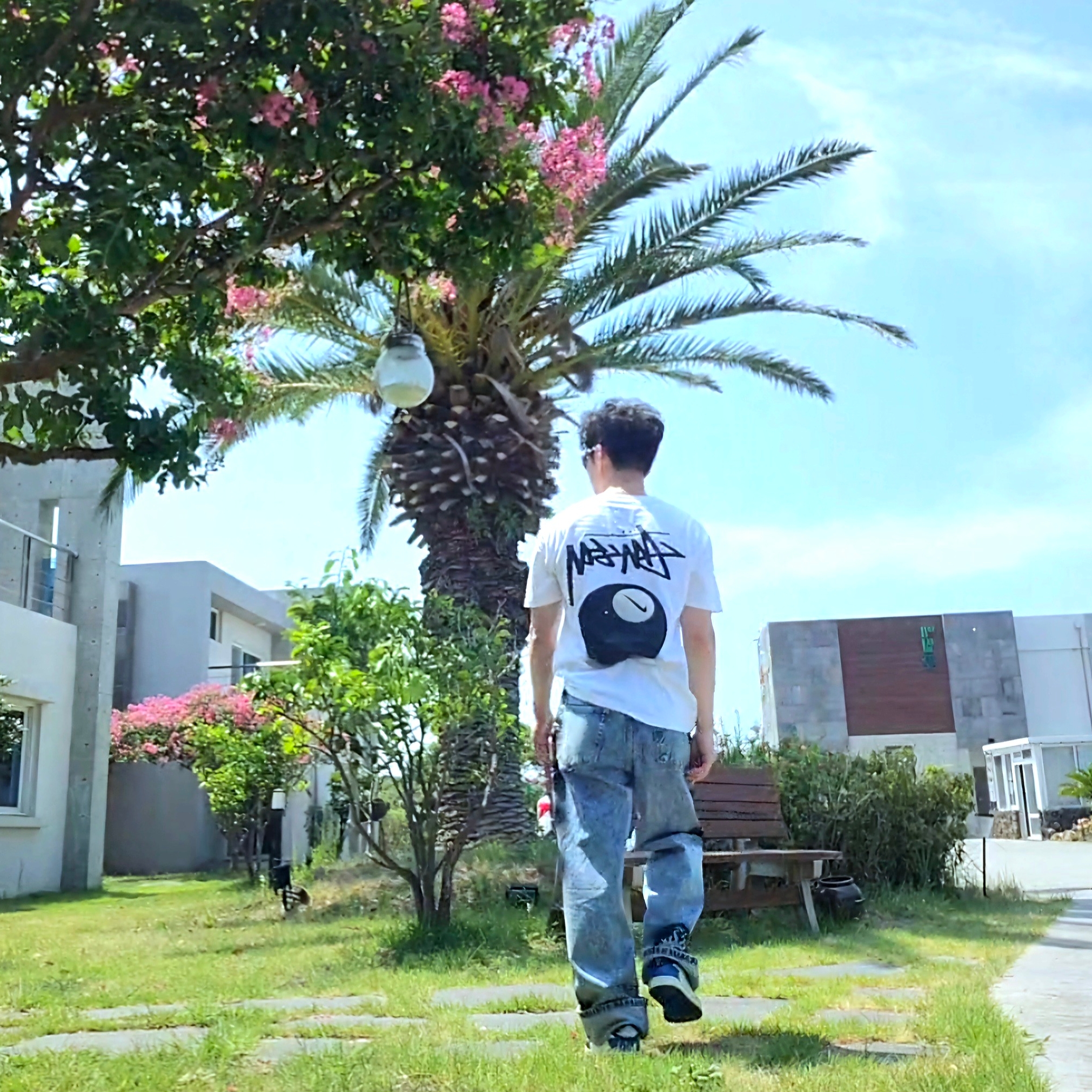 Nike x Stussy NRG FL SS 8 Ball T-Shirt White (DO9322-100), Gentle Monster Paso 01 Black 착용 스타일 - 4