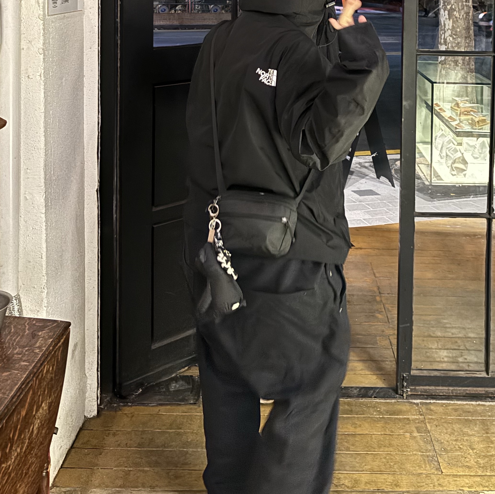 The North Face Retro 1986 Futurelight Mountain Jacket Dusty Rose, Arc'teryx Mantis 1 Waistpack Black II 착용 스타일 - 3