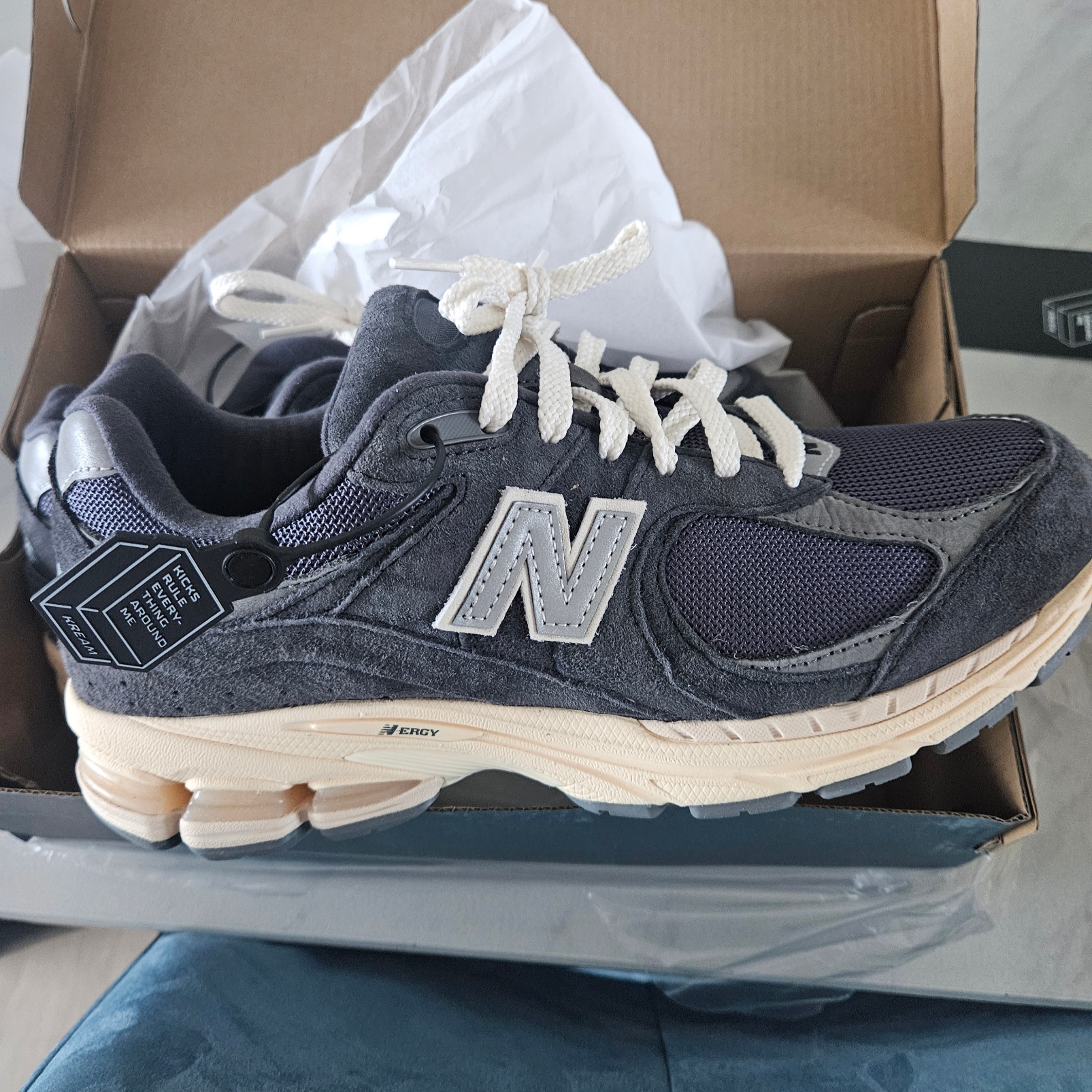 New Balance 2002R Special Vintage Black Grey 착용 스타일