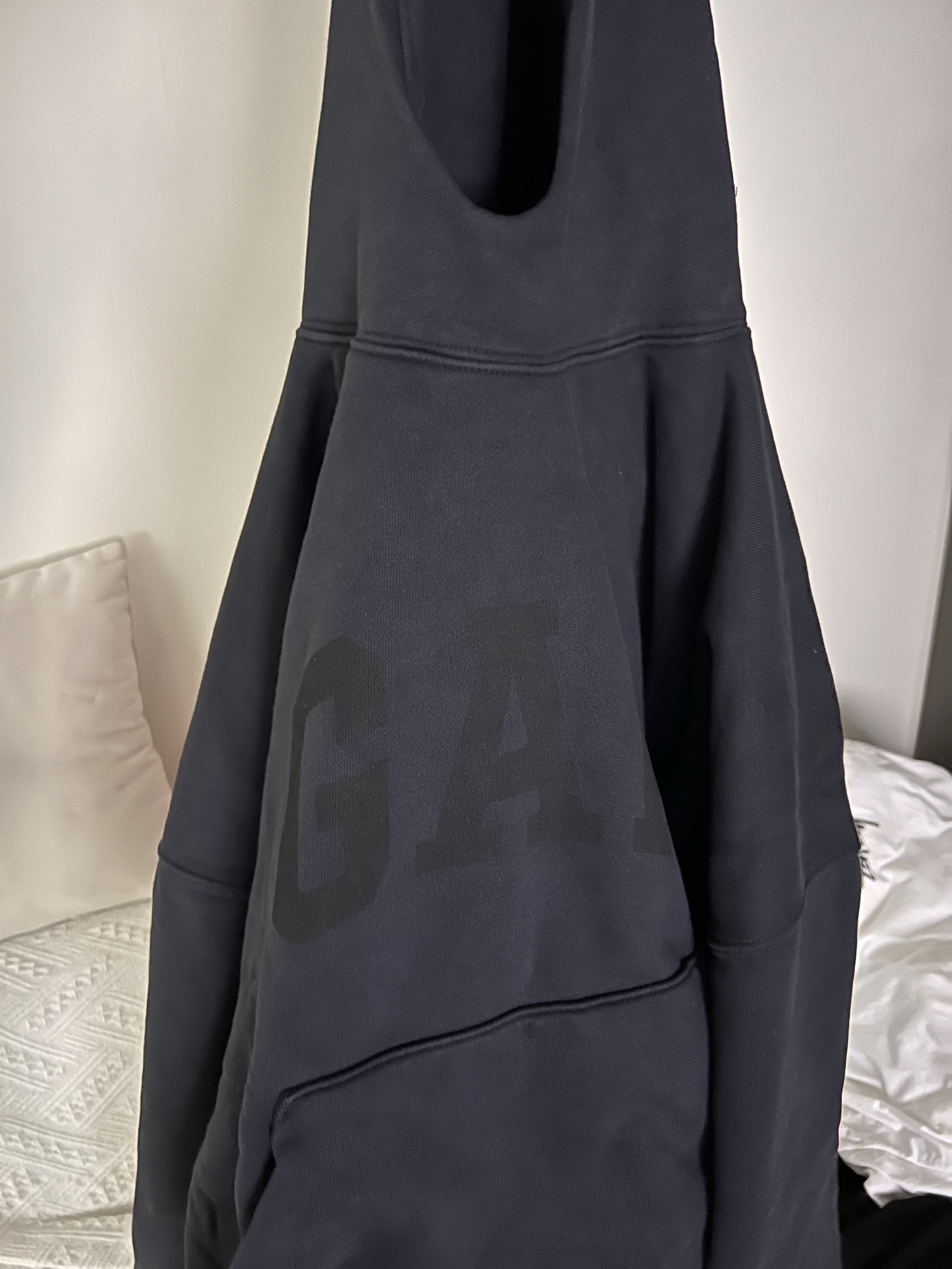 Yeezy Gap Engineered By Balenciaga Dove Hoodie Washed Black 착용 스타일