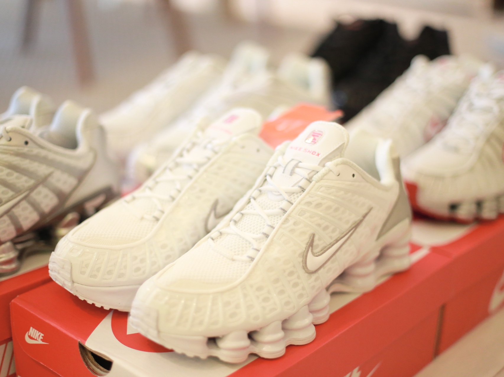 (W) Nike Shox TL White and Max Orange, (W) Nike Shox TL Platinum Tint 착용 스타일