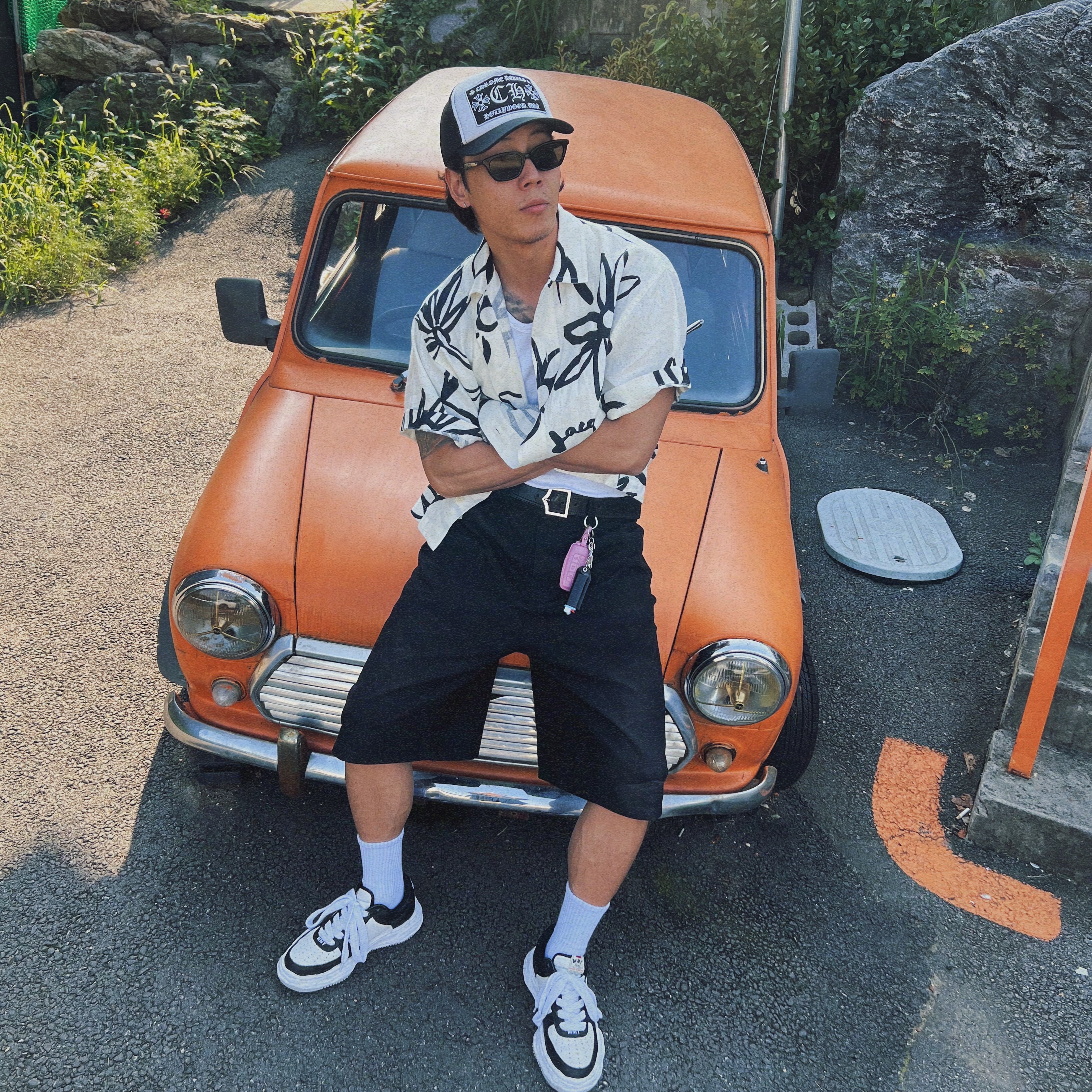 Jacquemus La Chemise Moisson Flower Sketch Short Sleeved Shirt Print Black White Flowers, Chrome Hearts CH Hollywood Trucker Hat Black White 착용 스타일 - 2