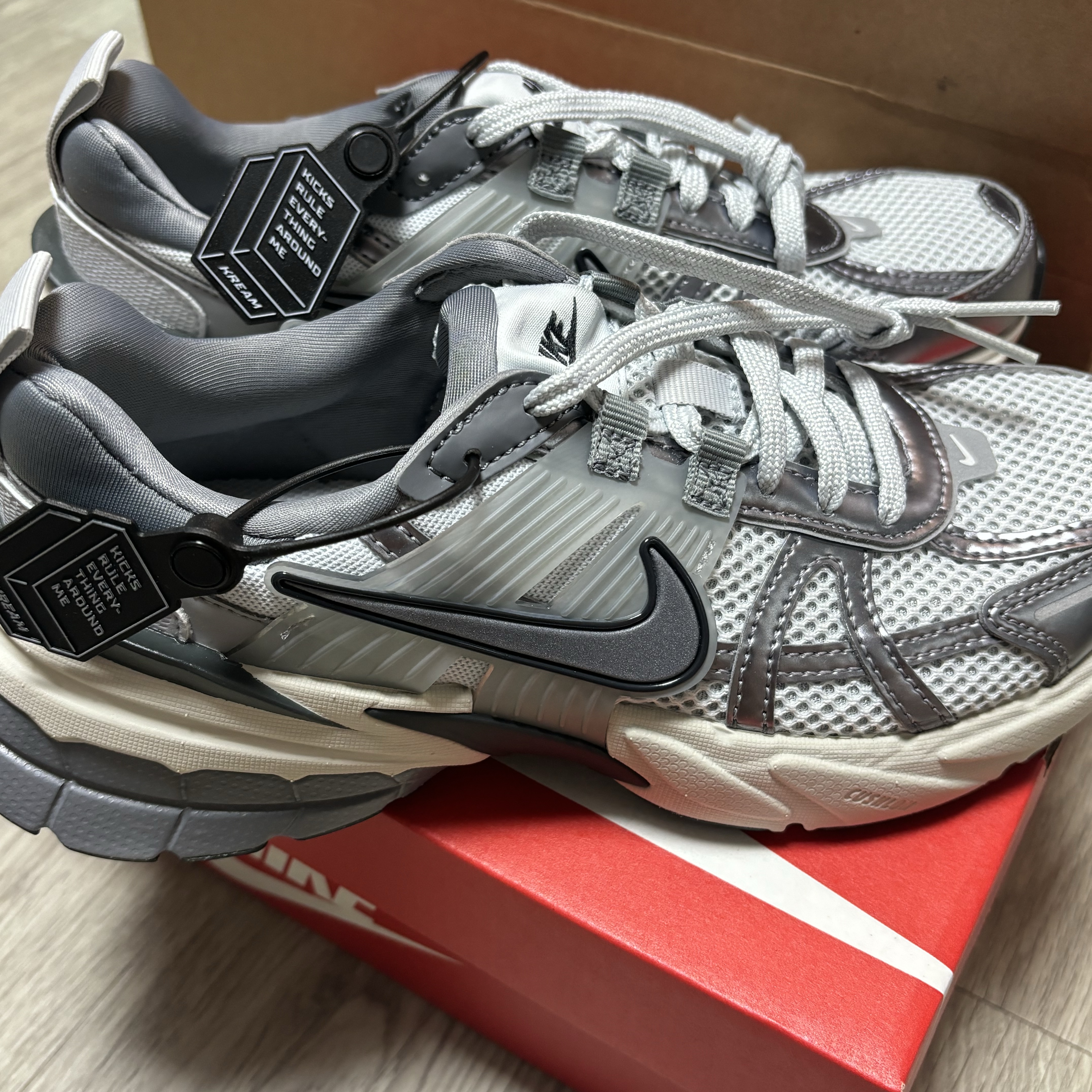 Nike V2K Run Pure Platinum Wolf Grey 착용 스타일