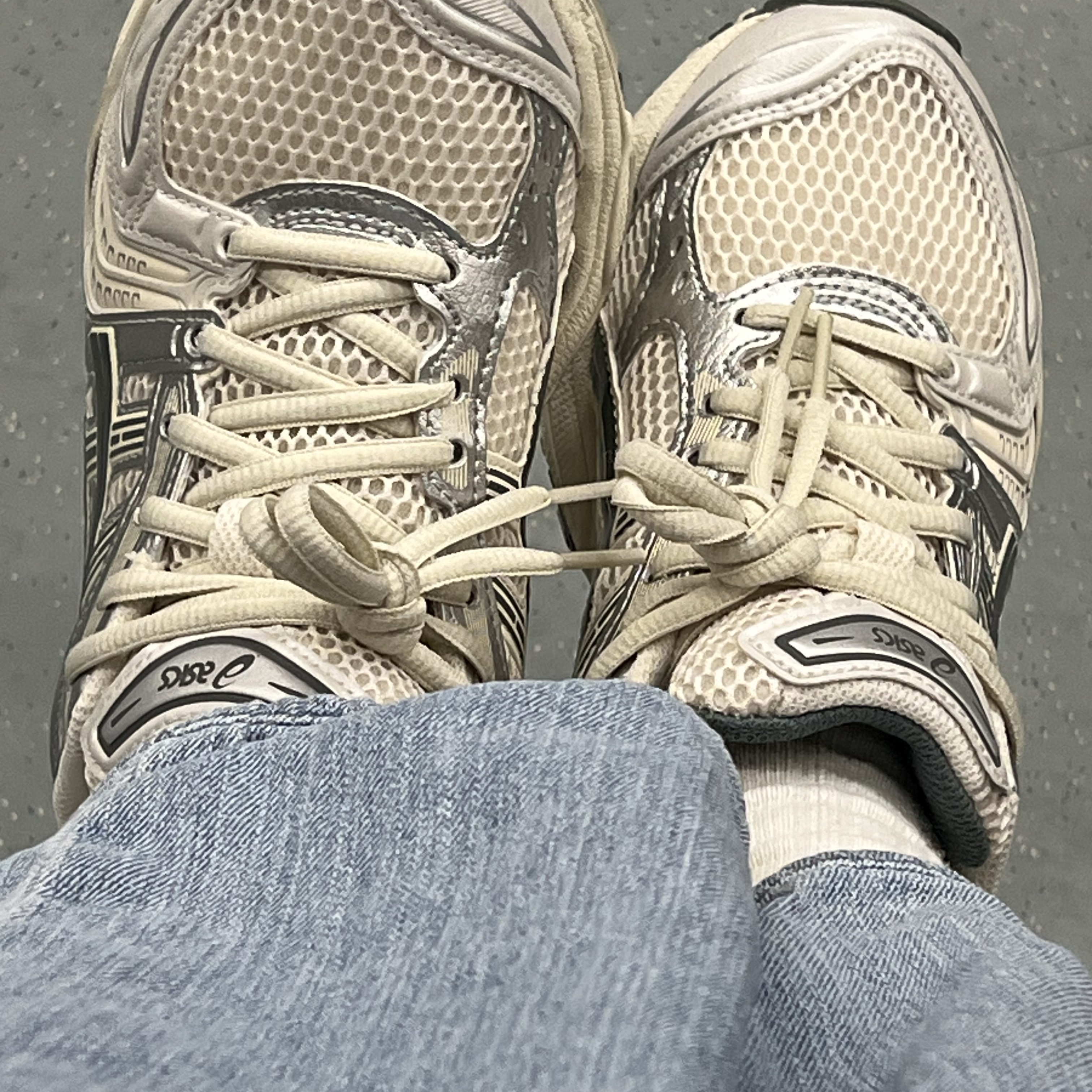 Asics Gel-Kayano 14 Birch Dark Pewter 착용 스타일