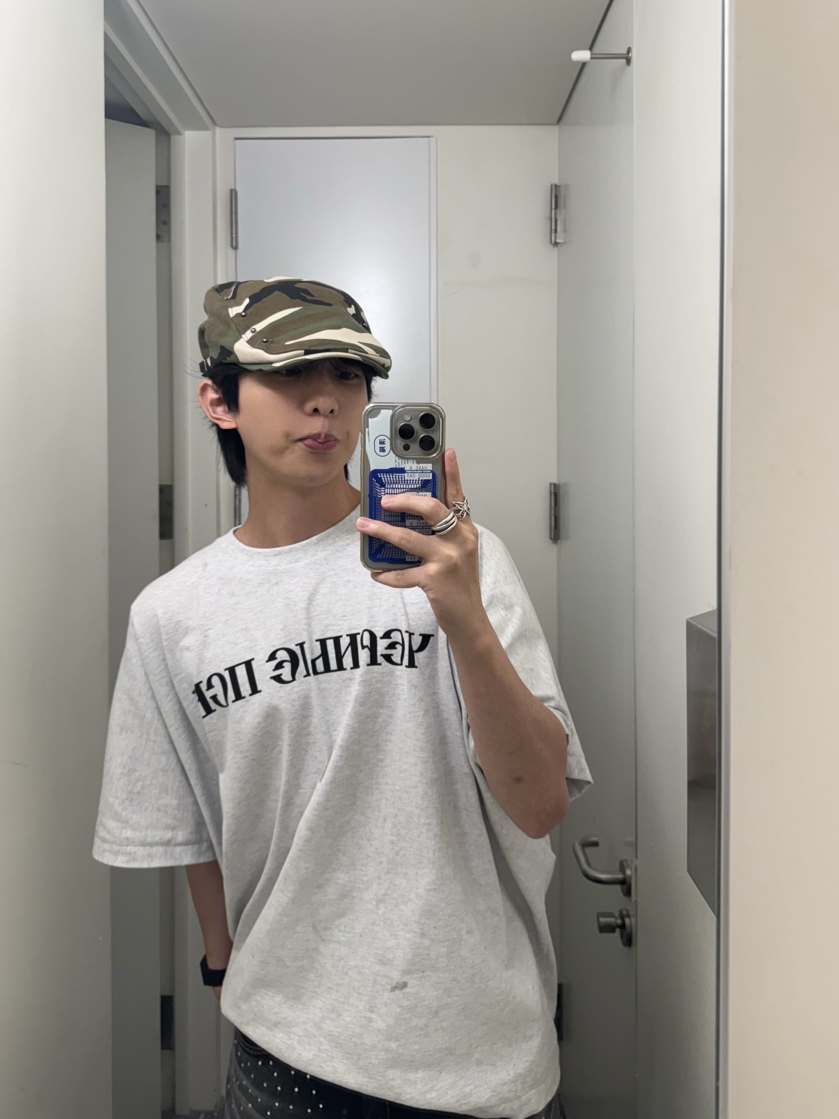 Balenciaga Defender Sneakers Black, Yeezy x Gosha Rubchinskiy YZY Black Dogs T-Shirt Heather Grey 착용 스타일 - 3