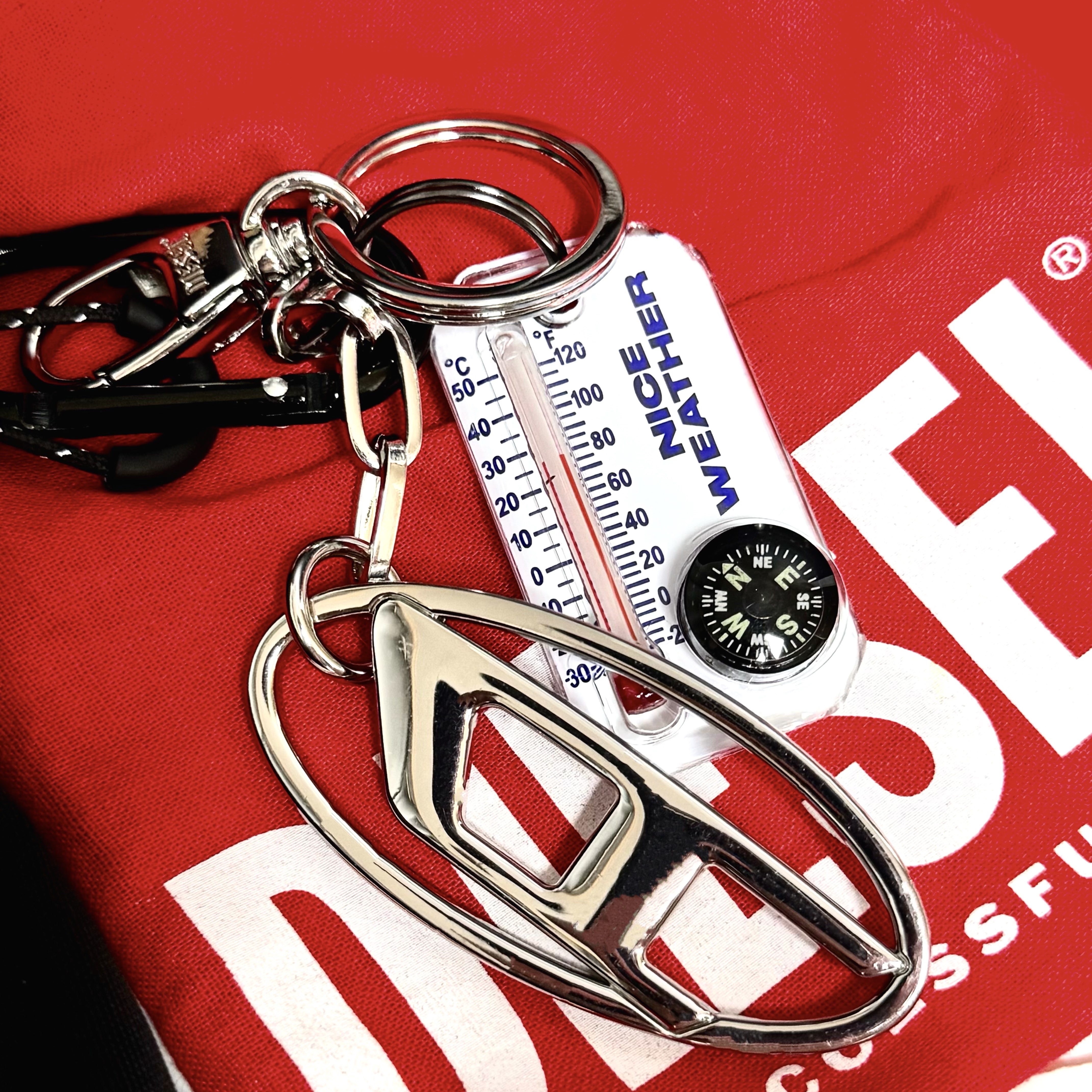 Diesel Holy C Logo Keyring Silver, Nice Weather Thermometer Keyring White 착용 스타일