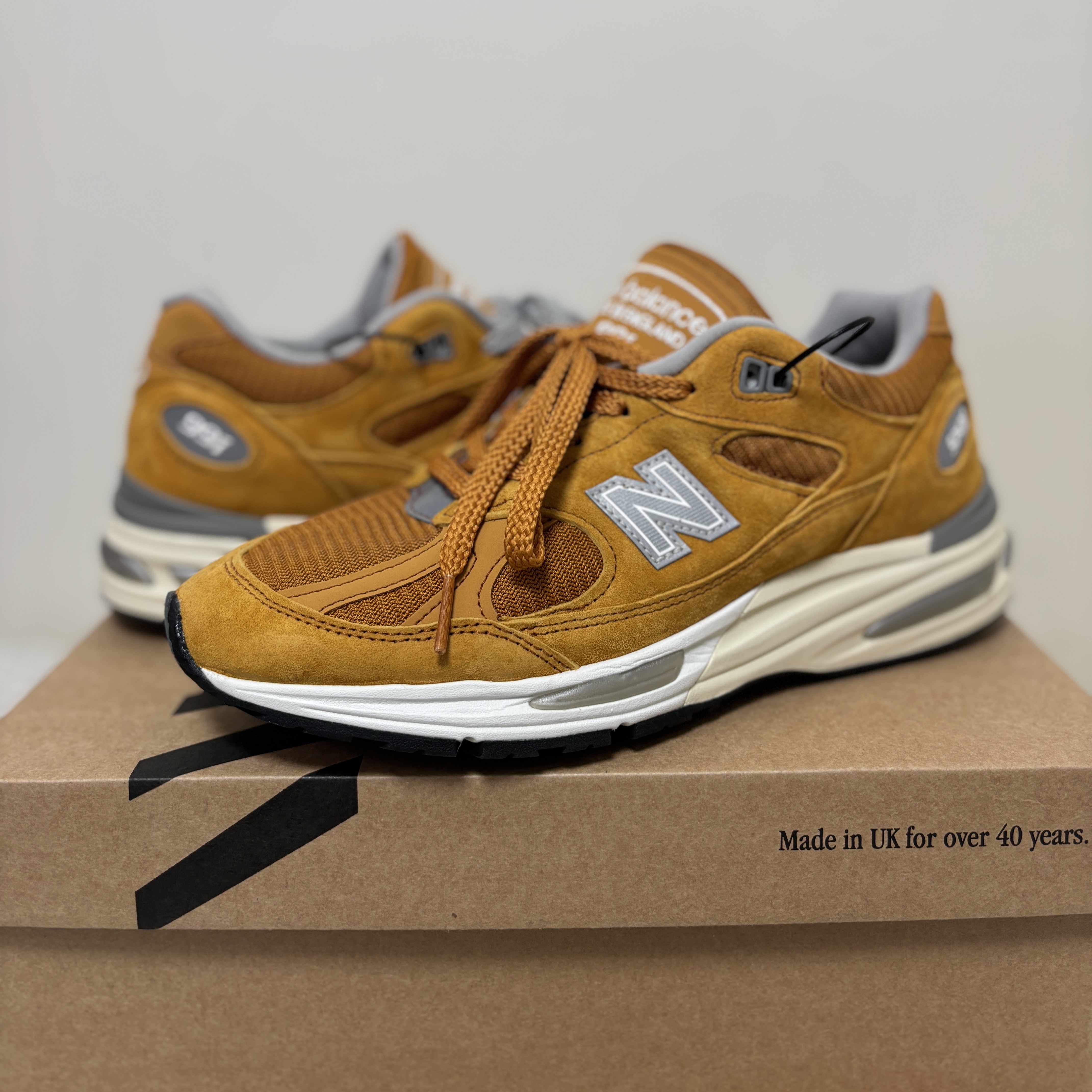 New Balance 991v2 Made in UK Yellow Silver 착용 스타일