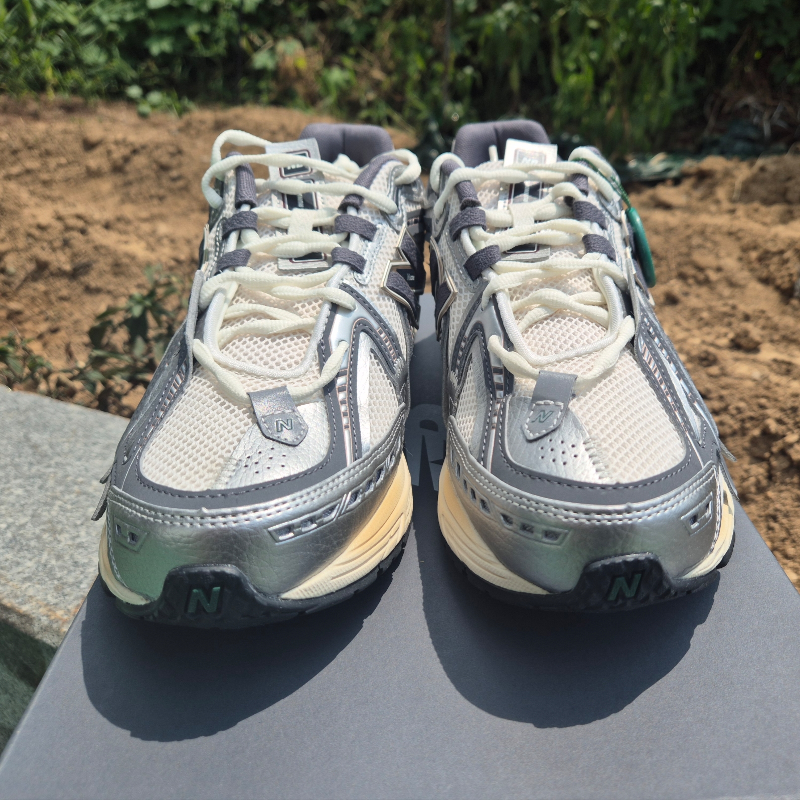 New Balance 1906A Silver Metallic Castlerock 착용 스타일 - 4
