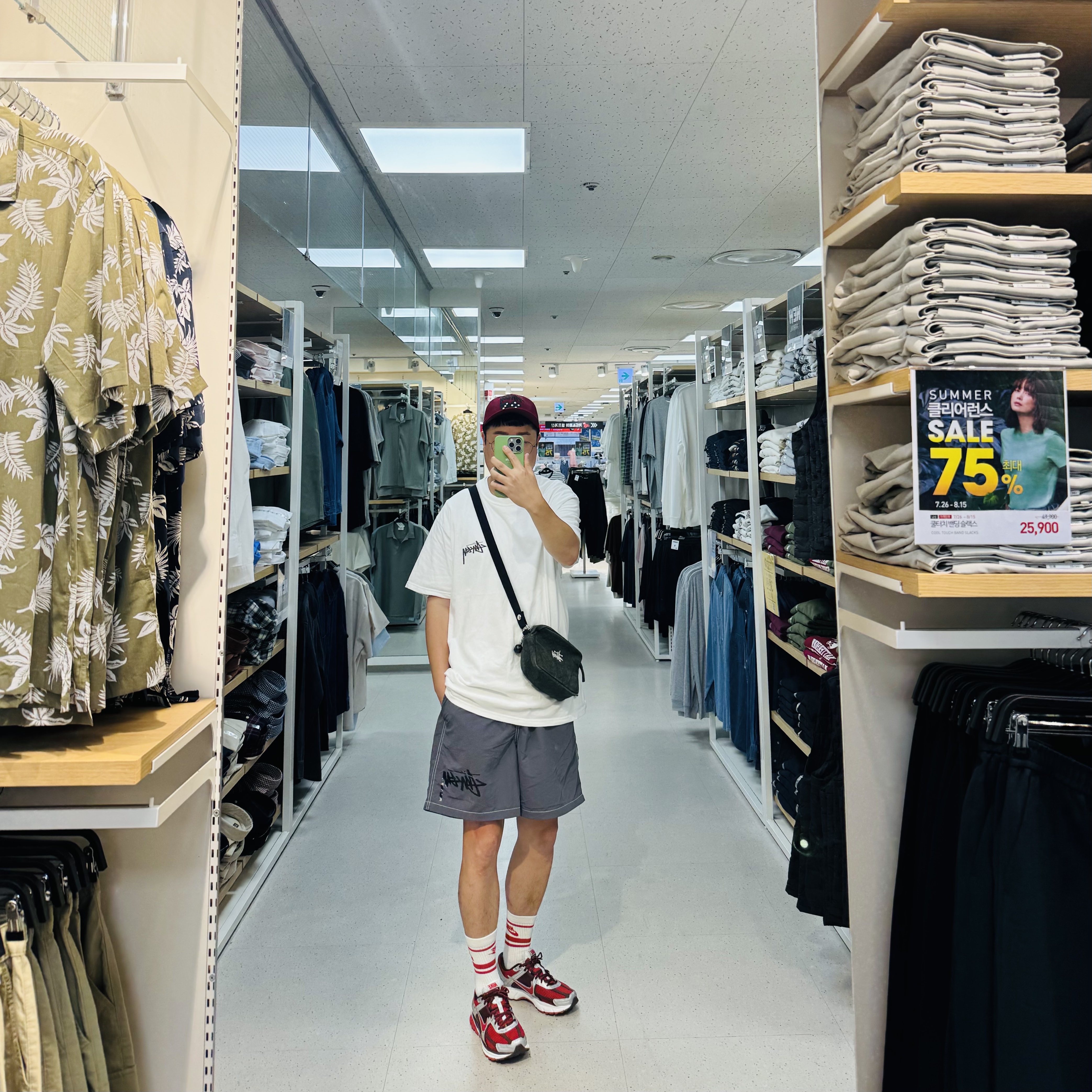 Stussy Low Profile Stock Dice Snapback Maroon, Stussy Fuzzy Dice T-Shirt White 착용 스타일 - 1